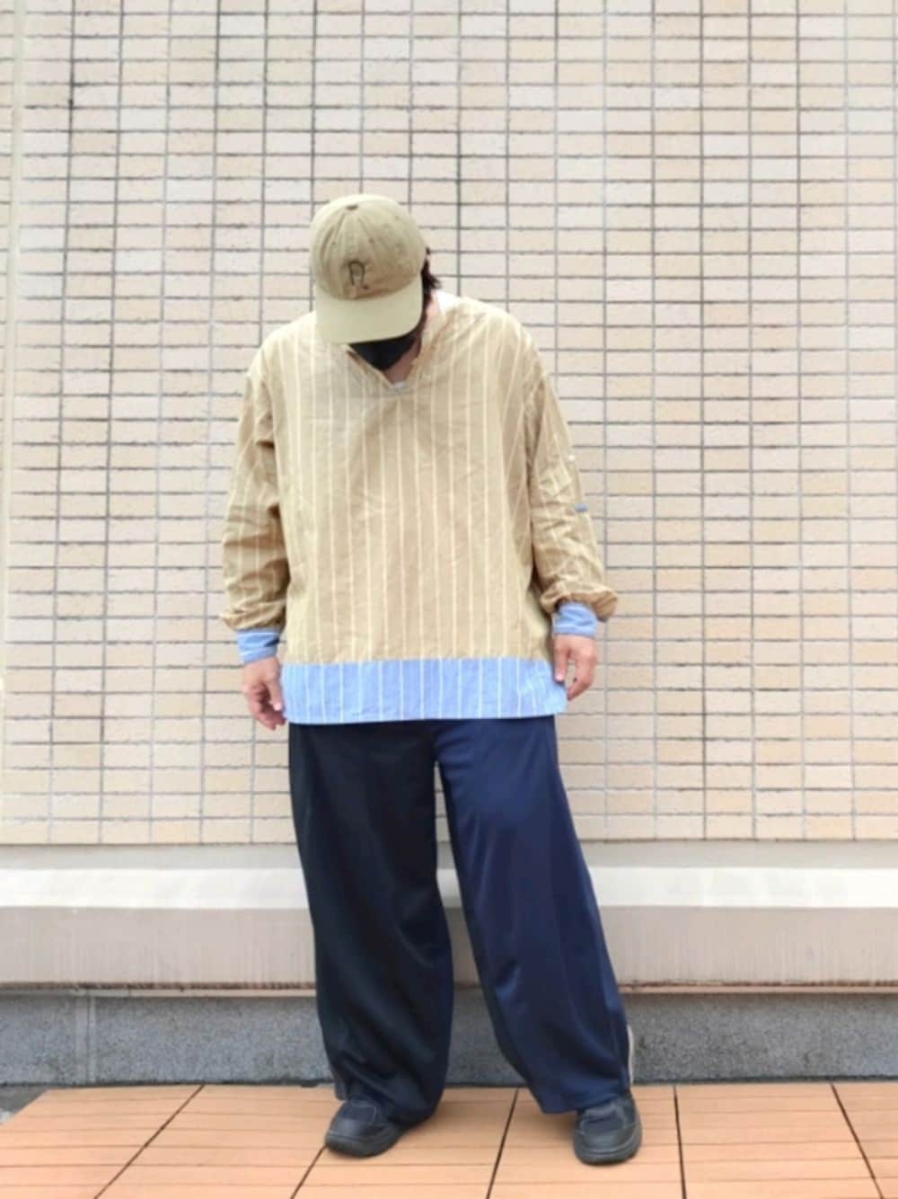 「だから秋服が好き、トラックパンツ、ビックシルエット、ワイドパンツ、キャップ、ヒザデルパンツ、walker、シャツスタイル、シューズ、スニーカー、黒スニーカー、クレイジーカラー、オーバーサイズ、ストライプ、秋コーデ」｜「Needlesのアイテム（パンツ、その他）」を使った、you_woodsさん（メンズ・170cm）の秋コーディネートの1枚目の写真