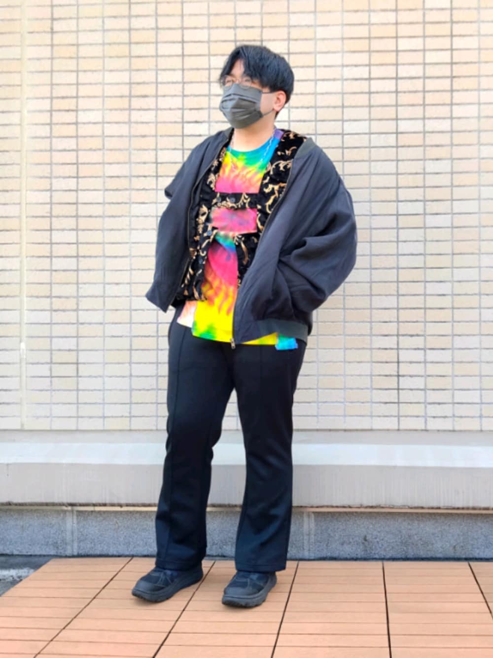 「スニーカー、ビッグシルエット、タイダイ柄、ベスト、レイヤードスタイル、休日スタイル、古着MIX、トラックパンツ、メガネ男子、秋冬コーデ、HOKAONEONE、ゲームベスト、黒スニーカー、ブルゾン」｜「LOCALINAのアイテム（パンツ、ブラック系）」を使った、you_woodsさん（メンズ・170cm）の秋コーディネートの1枚目の写真