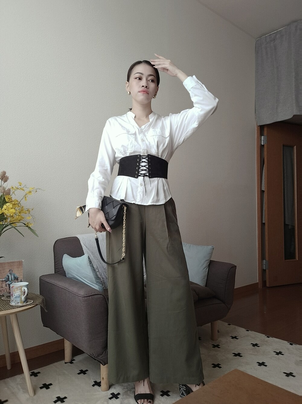 「corset」｜「UNIQLOのアイテム（ビジネスシャツ、ホワイト系）」を使った、💅💄misakilee💄💅さん（レディース・159cm）の春コーディネートの1枚目の写真
