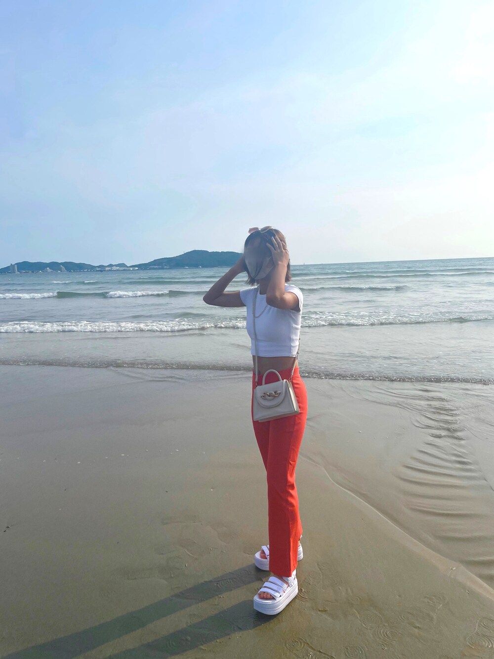 「海コーデ、カジュアルコーデ、サンダル、夏コーデ、ラクチンコーデ、ootd、カラーパンツ、サングラス、ザラ、ナイキ、白ティー、海外系ファッション、海、真夏のアクティブスタイル、派手」｜「ZARAのアイテム（Tシャツ/カットソー、ホワイト系）」を使った、みるくさん（レディース・160cm）の夏コーディネートの1枚目の写真