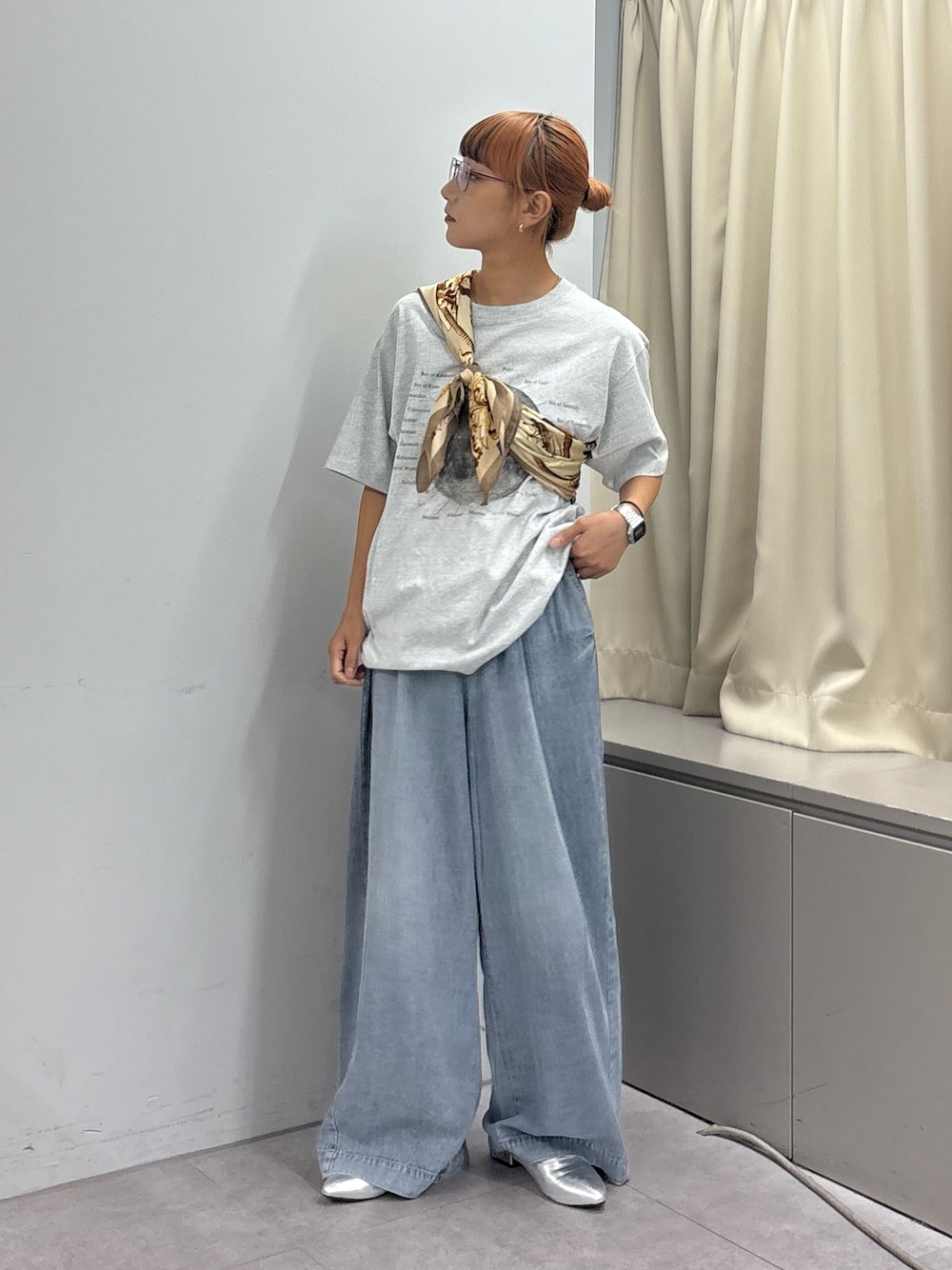 「秋服準備はじめました、韓国ファッション、メガネ女子、古着MIX、プチプラ、ボリューム袖、秋コーデ、デニム、大人カジュアルコーデ、休日スタイル、大人かわいい、初秋のパンツスタイル」｜「CIAOPANIC TYPYの【WEB限定】【新色追加】ムーンクレーター＆アースロゴプリントTee（Tシャツ/カットソー、グレー系）」を使った、ayakaさん（骨格ウェーブ・レディース・158cm）の秋コーディネートの1枚目の写真