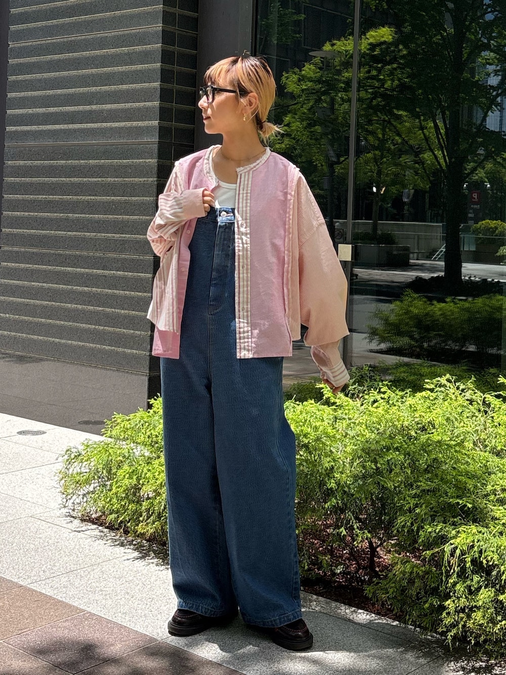 「柄シャツ、ワンピース、レイヤードスタイル、デニム、シャツスタイル、古着MIX、お出かけコーデ、おでかけコーデ、サロペット」｜「CIAOPANIC TYPYのetsintaリメイクオーバーシャツ（シャツ/ブラウス、ピンク系）」を使った、ayakaさん（骨格ウェーブ・レディース・158cm）の夏コーディネートの1枚目の写真