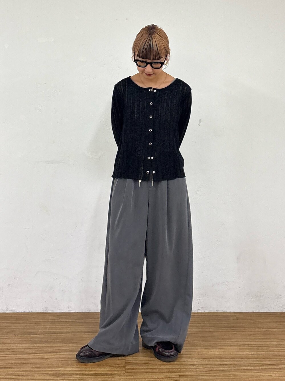 「デートコーデ、メガネ女子、きれいめカジュアル、韓国ファッション、ブラックコーデ、お出かけコーデ、シンプルカジュアル、パンツコーデ、大人女子、ラクチンコーデ、休日スタイル、キレイめカジュアル、夏、大人ファッション、シアートップス」｜「CIAOPANIC TYPYの針抜きシアー2wayスナップカーデ（カーディガン/ボレロ、ブラック系）」を使った、ayakaさん（骨格ウェーブ・レディース・158cm）の夏コーディネートの1枚目の写真