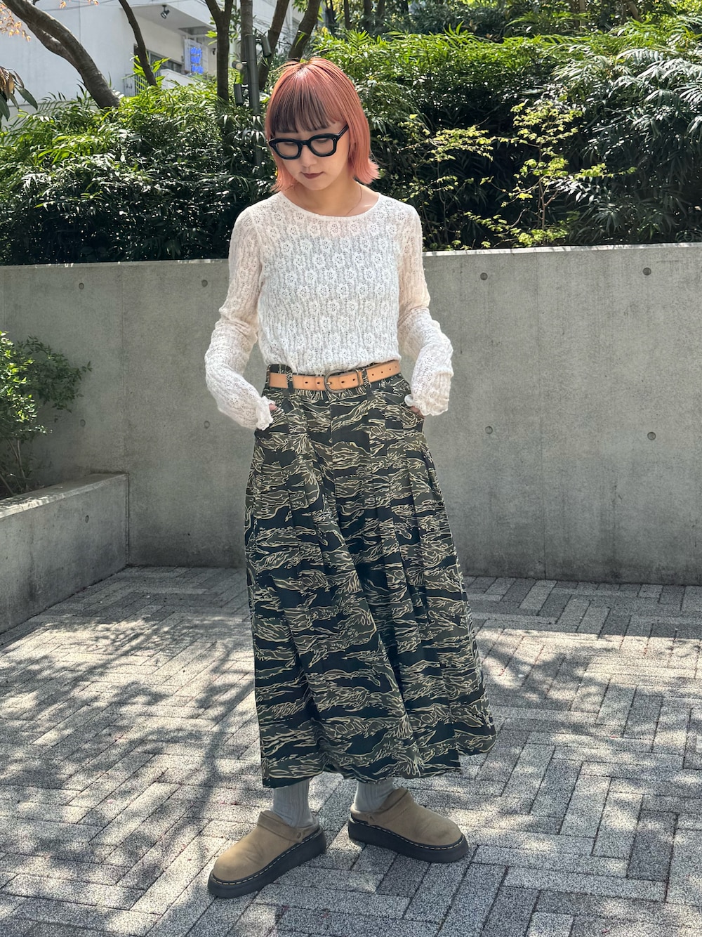 グリーン系のデニムパンツを着用したレディースの春コーディネートの1枚目の写真