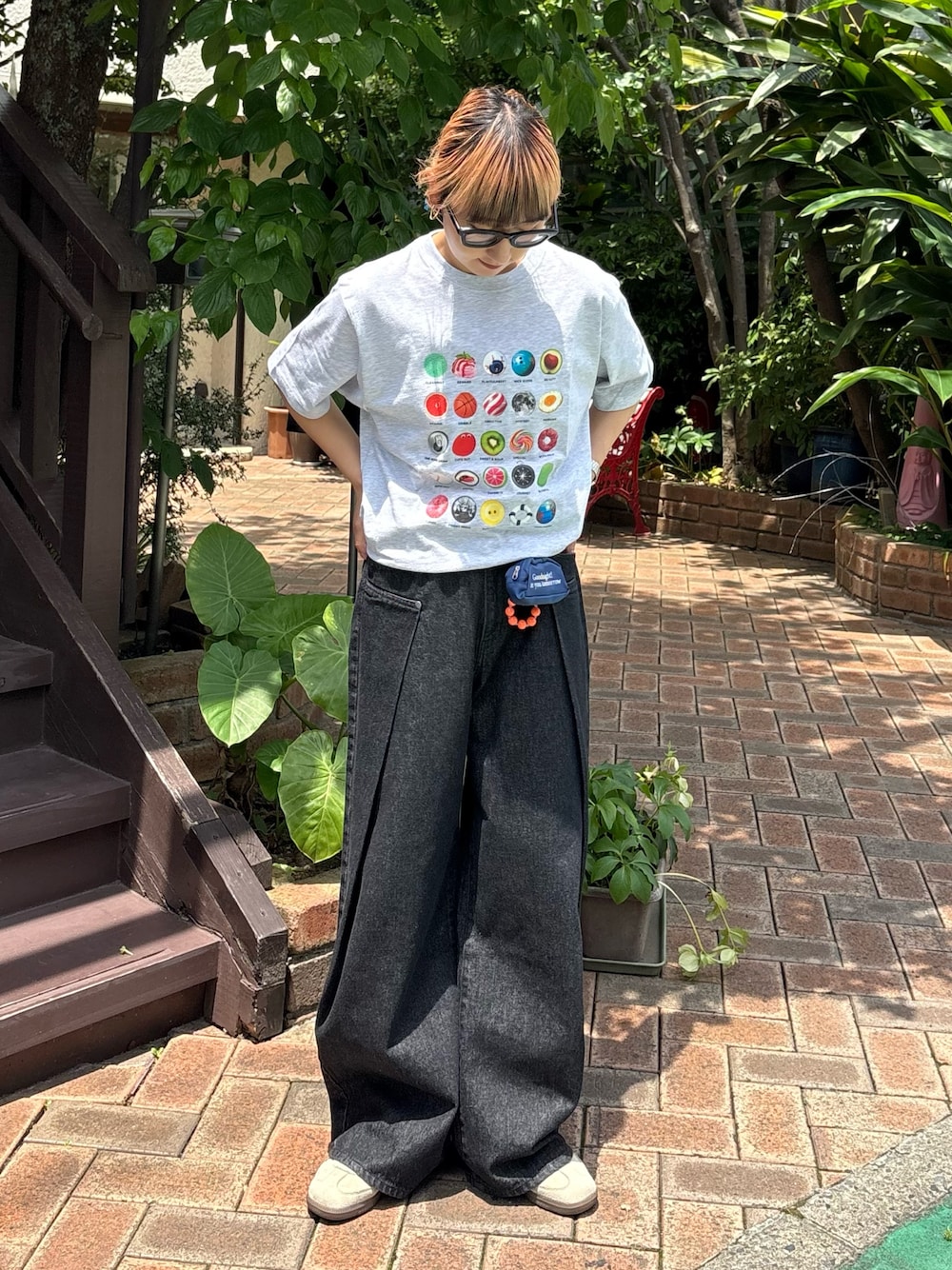 「アメカジ、ワイドパンツ、スニーカー、デニム、休日スタイル、お出かけコーデ、古着MIX、メガネ女子、初夏コーデ、シンプルスタイル、ゆるコーデ」｜「CIAOPANIC TYPYの【WEB限定】【UNISEX】アソートコレクターTee（Tシャツ/カットソー、グレー系）」を使った、ayakaさん（骨格ウェーブ・レディース・158cm）の春コーディネートの1枚目の写真