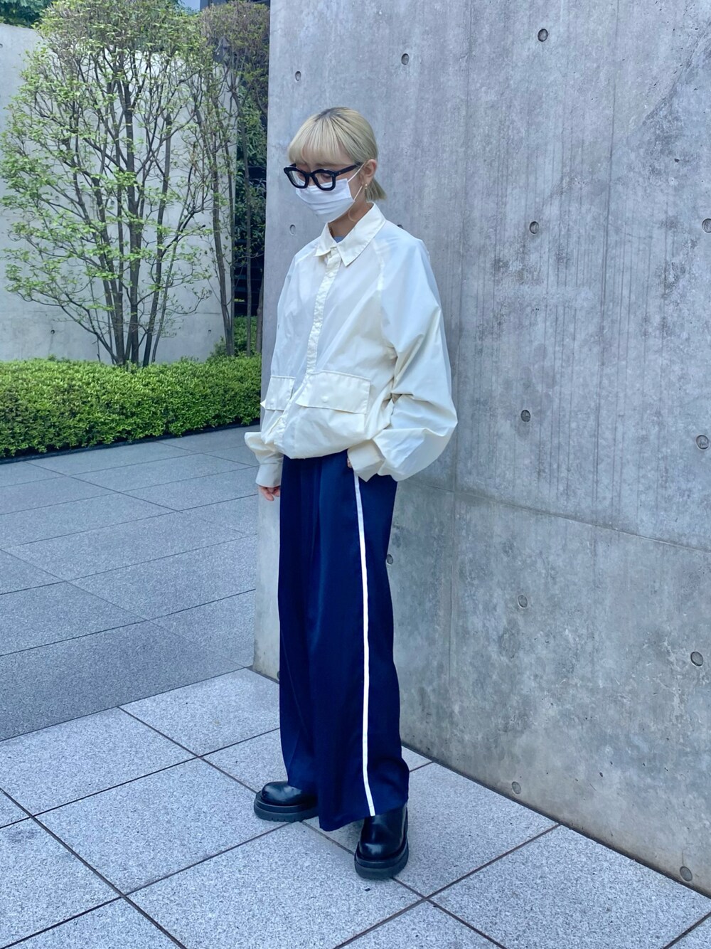 「春服、カジュアルコーデ、お出かけコーデ、大人カジュアル、ラインパンツ、サテンパンツ、ホワイトコーデ、ドリズラージャケット、ジャケット、春服コーデ」｜「CIAOPANIC TYPYのビッグポケットドリズラージャケット/シャツジャケット（ブルゾン、ホワイト系）」を使った、ayakaさん（レディース・158cm）の春コーディネートの1枚目の写真