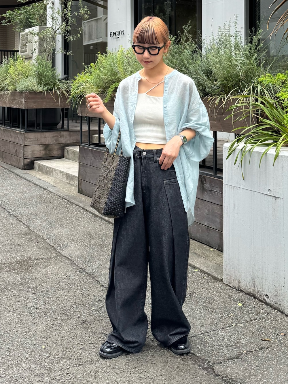 ブルー系のシャツ/ブラウス、ブラック系のデニムパンツ、ブラック系のトートバッグを着用したレディースの夏コーディネートの1枚目の写真