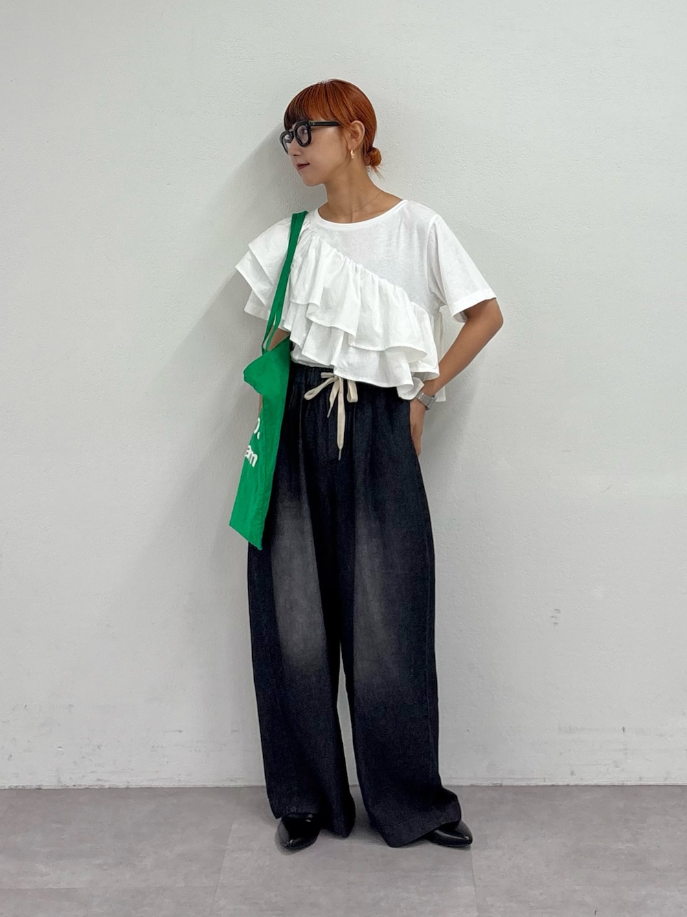 「秋服準備はじめました、着こなしのちょこっとテク、休日スタイル、テーマパークコーデ、デニム、メガネ女子、きれいめカジュアル、シンプルコーデ」｜「CIAOPANIC TYPYの【低身長・高身長対応/サイズ展開あり】柔らかワイドイージーデニム（デニムパンツ、ブラック系）」を使った、ayakaさん（骨格ウェーブ・レディース・158cm）の夏コーディネートの1枚目の写真