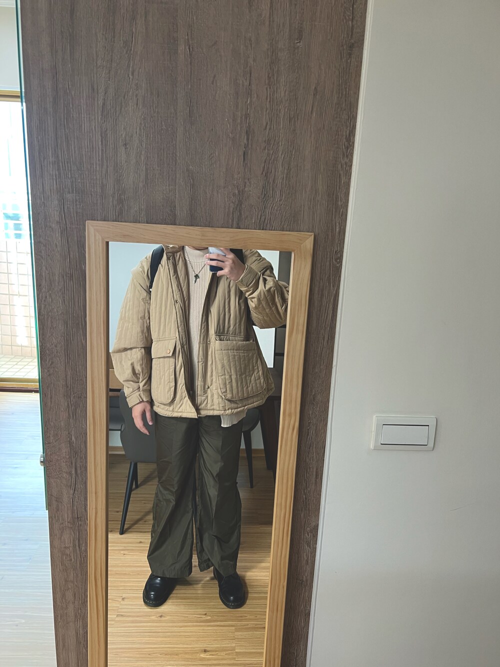 「plain-meのアイテム（ダウンジャケット/コート、ベージュ系）」を使った、Vince    Hsuさん（メンズ・178cm）の秋コーディネートの1枚目の写真