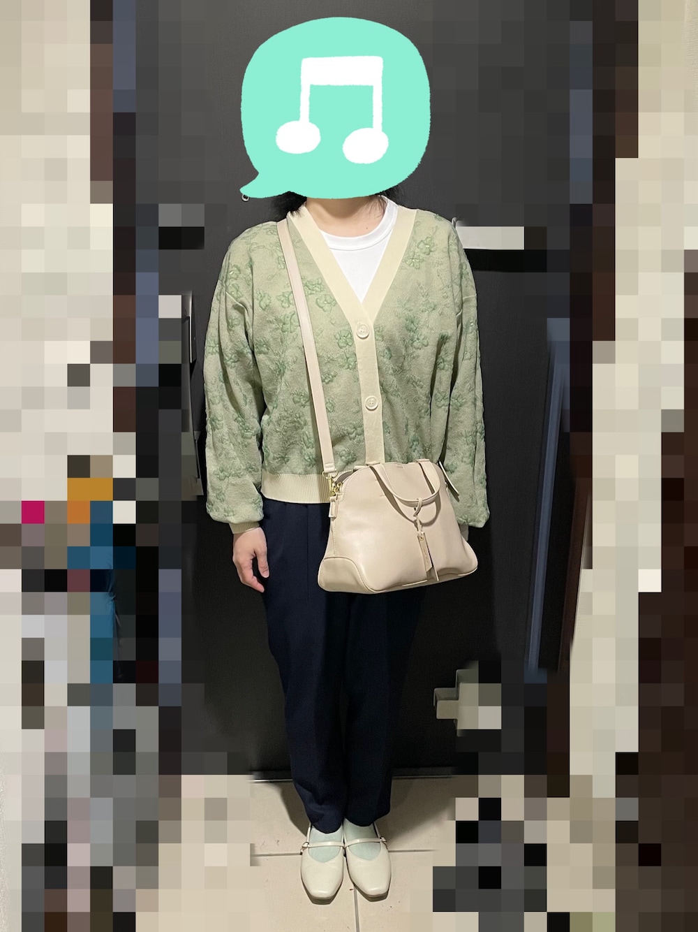 「おでかけコーデ、Tシャツ、カーディガン、パンツスタイル、パンプス、ショルダーバッグ」｜「UNIQLOのクルーネックT(半袖) Mサイズ（Tシャツ/カットソー、ホワイト系）」を使った、むぅたさん（レディース・159cm）の春コーディネートの1枚目の写真