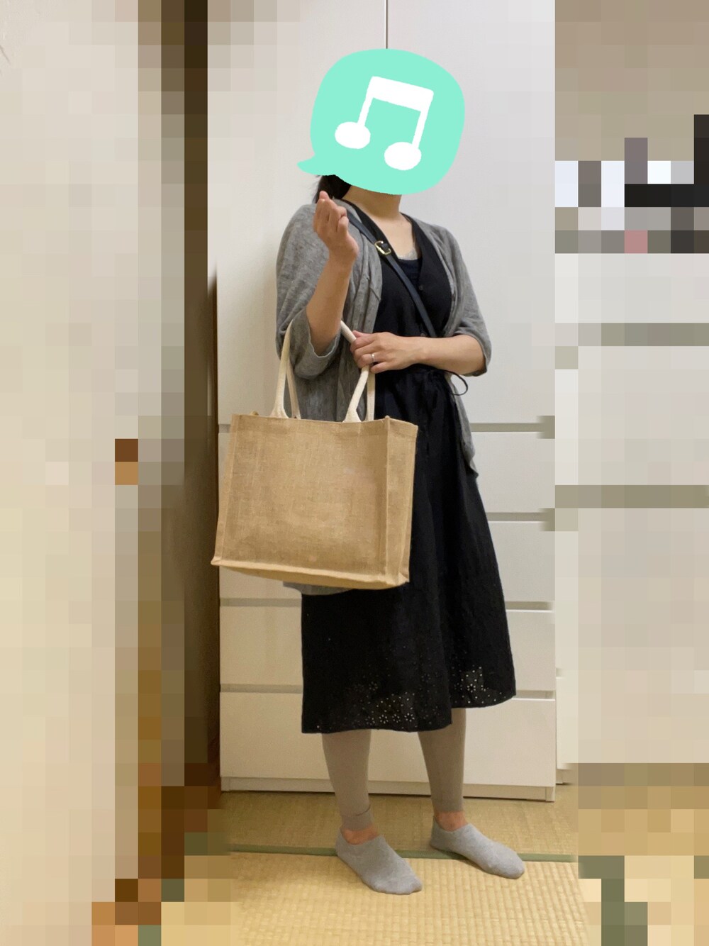 「室内でごめんなさい、ワンピース、習い事、カーディガン、ショルダーバッグ、レイヤードスタイル、シンプルコーデ、スニーカー、プチプラ」｜「GAPのアイレット ミディ　ワンピース（ワンピース、ブラック系）」を使った、むぅたさん（レディース・159cm）の秋コーディネートの1枚目の写真
