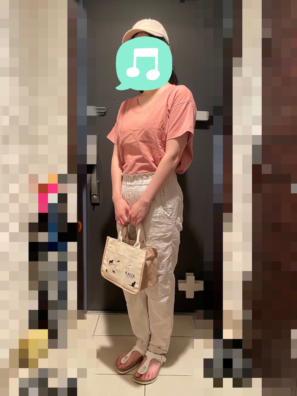 ピンク系のTシャツ/カットソー、ベージュ系のその他パンツ、ホワイト系のサンダルを着用したレディースの夏コーディネートの1枚目の写真