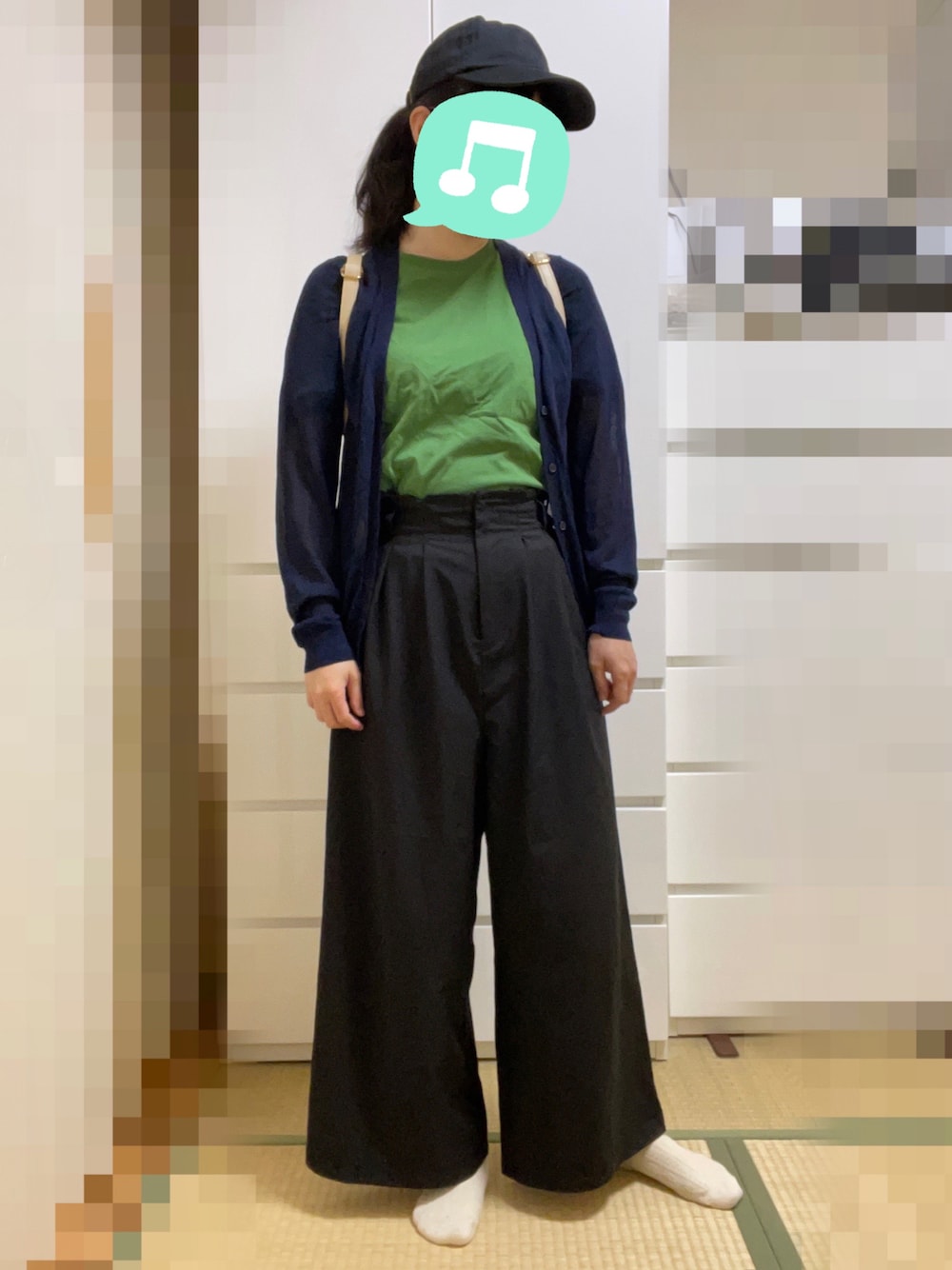 「プチプラ、グリーンTシャツ、キャップ、カーディガン、室内でごめんなさい、レイヤードスタイル、ビタミンカラー、タックイン、UNIQLO、白スニーカー、スニーカー」｜「UNIQLOのドルマンT(半袖) Mサイズ（Tシャツ/カットソー、グリーン系）」を使った、むぅたさん（レディース・159cm）の春コーディネートの1枚目の写真