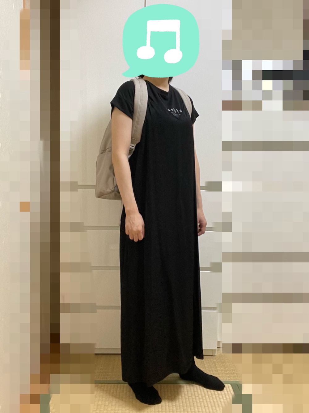 「モノトーン、Tシャツ、ワンピース、キャミワンピ、スニーカー、リュック、室内でごめんなさい、プチプラ」｜「Honeysの汗ジミ軽減ロゴＴシャツ（Tシャツ/カットソー、ブラック系）」を使った、むぅたさん（レディース・159cm）の秋コーディネートの1枚目の写真