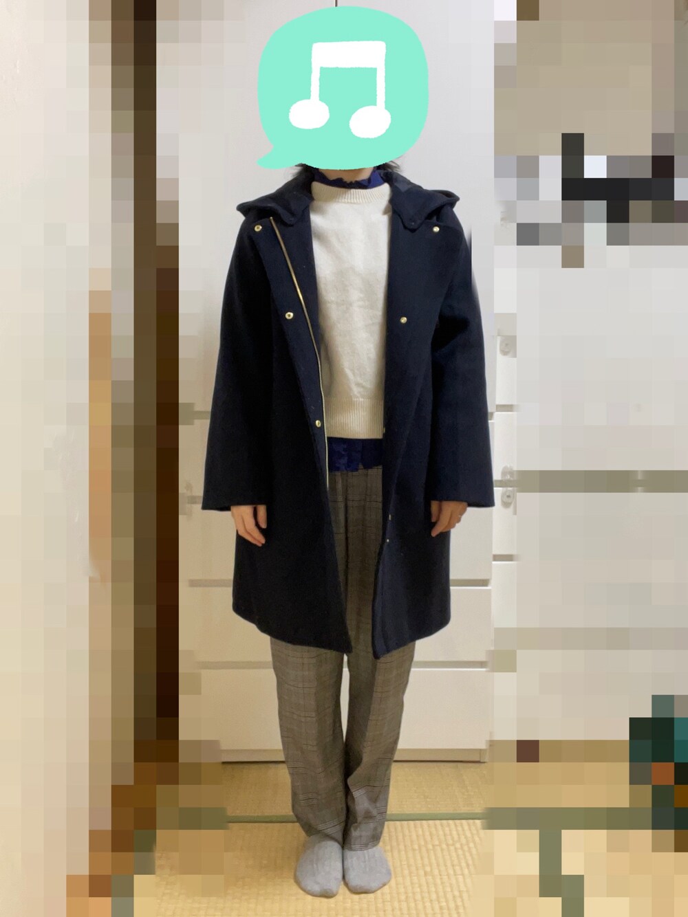 「ブーツ、チェック、ジャケット、ニット、シャツスタイル、リュック、室内でごめんなさい、マフラー」｜「UNIQLOのコットンフリルシャツ（長袖）Mサイズ（シャツ/ブラウス、ブルー系）」を使った、むぅたさん（レディース・159cm）の冬コーディネートの1枚目の写真