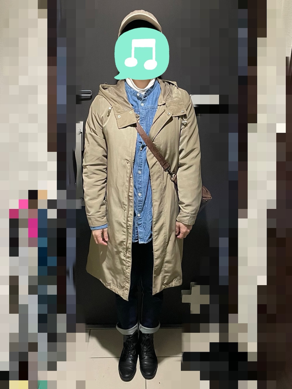 「キャップ、シャツ、デニム、タートルネック、ブーツ、モッズコート、ショルダーバッグ、レイヤードスタイル」｜「UNIQLOのヒートテックコットンタートルネックT（極暖・長袖) Mサイズ（Tシャツ/カットソー、ホワイト系）」を使った、むぅたさん（レディース・159cm）の春コーディネートの1枚目の写真