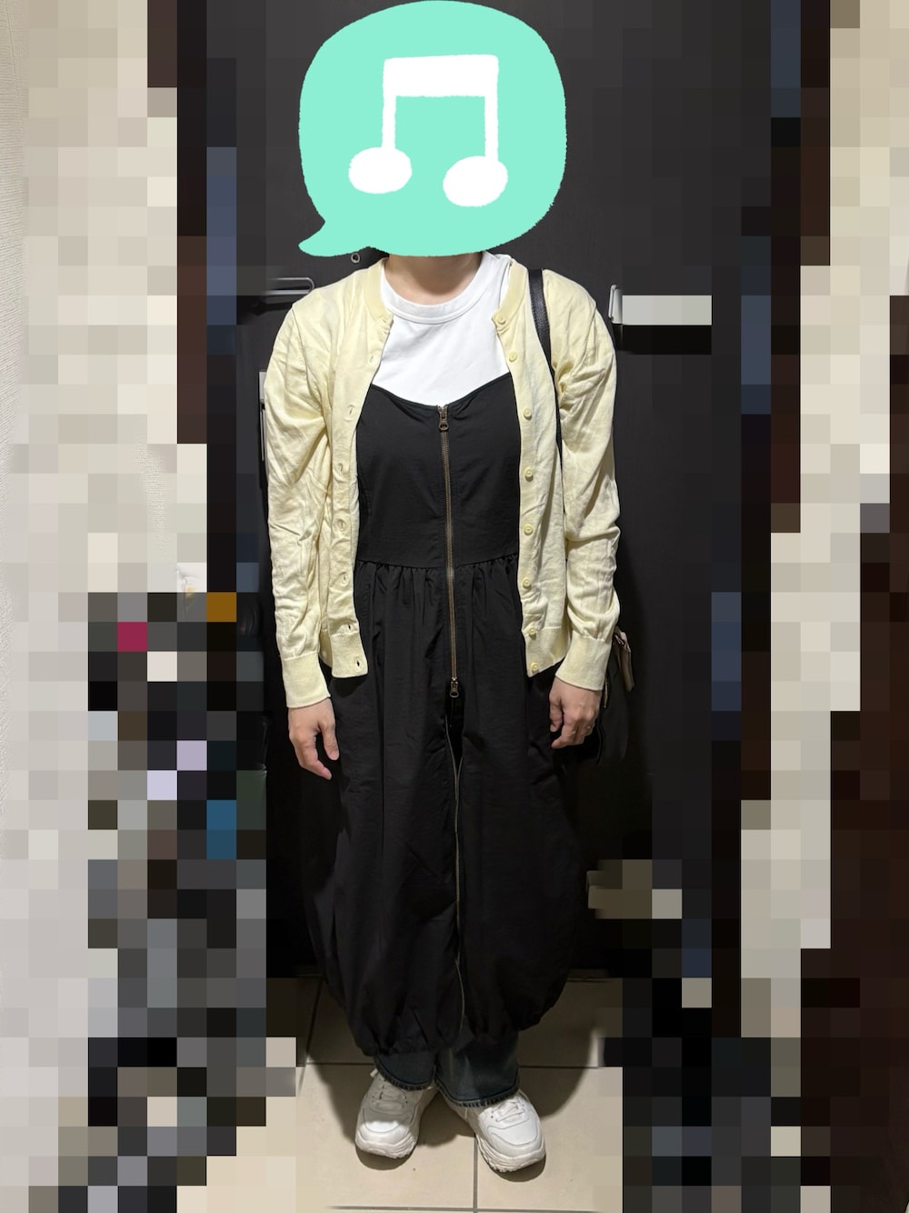 「スニーカー、プチプラ、Tシャツ、カーディガン、ワンピース、デニム、ショルダーバッグ、きれいめカジュアル」｜「UNIQLOのクルーネックT(半袖) Mサイズ（Tシャツ/カットソー、ホワイト系）」を使った、むぅたさん（レディース・159cm）の春コーディネートの1枚目の写真