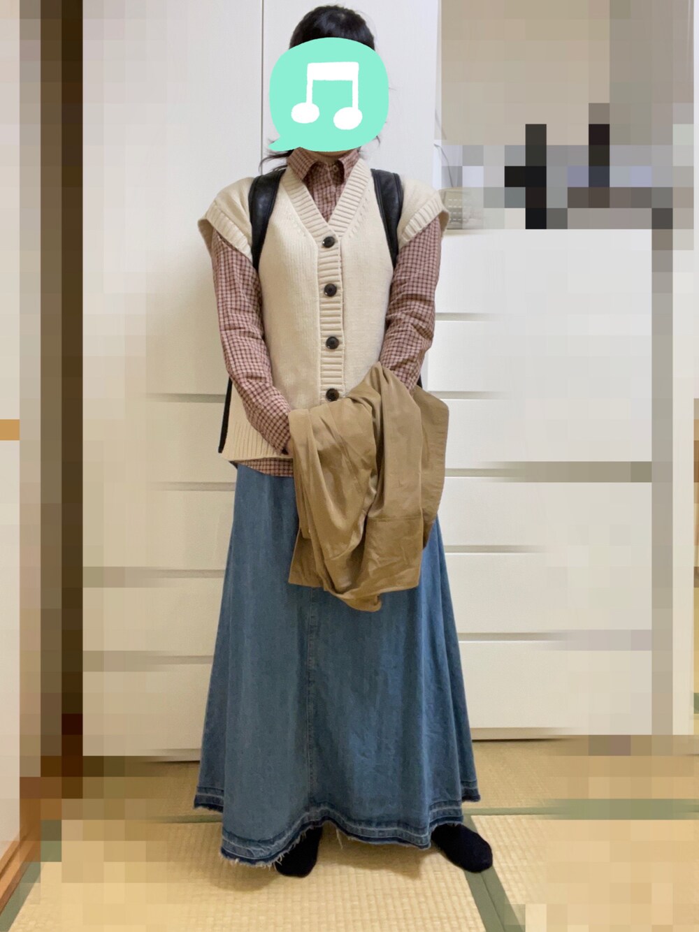 「UNIQLO、ベスト、レイヤードスタイル、プチプラ、室内でごめんなさい、スニーカーコーデ、ロングコート、GU、デニム、シャツスタイル、デニムスカート、チェック、ニット、スニーカー、ロングスカート」｜「GUのマルチウェイカーディガン(長袖)Q Sサイズ（ニット/セーター、ベージュ系）」を使った、むぅたさん（レディース・159cm）の秋コーディネートの1枚目の写真