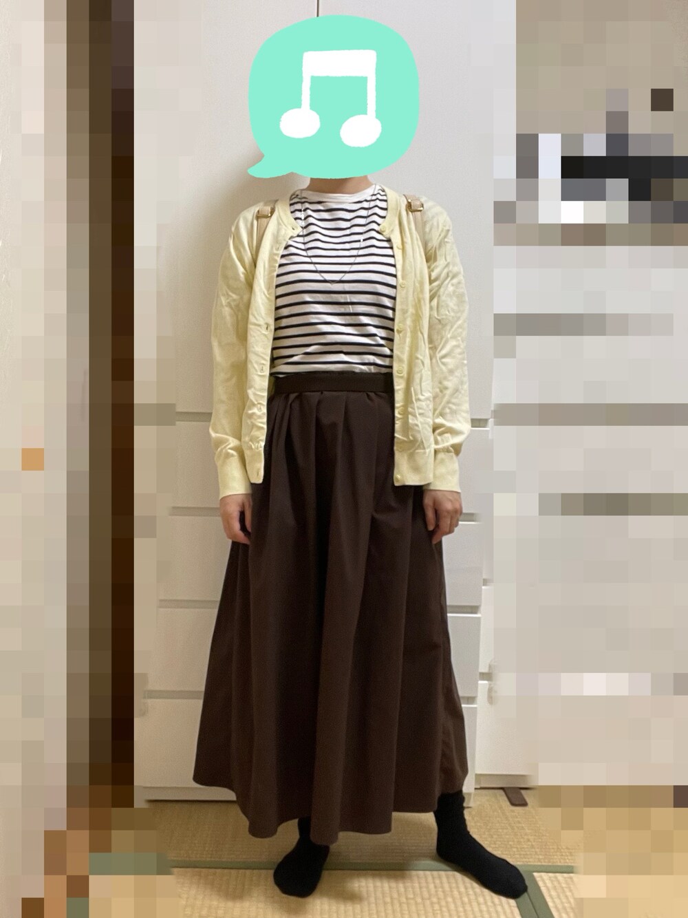 「雨の日コーデ、Tシャツ、ボーダー、カーディガン、スカート、ブーツ、リュック、室内でごめんなさい、プチプラ」｜「HoneysのオーガニックボーダーＴ（Tシャツ/カットソー、ホワイト系）」を使った、むぅたさん（レディース・159cm）の夏コーディネートの1枚目の写真