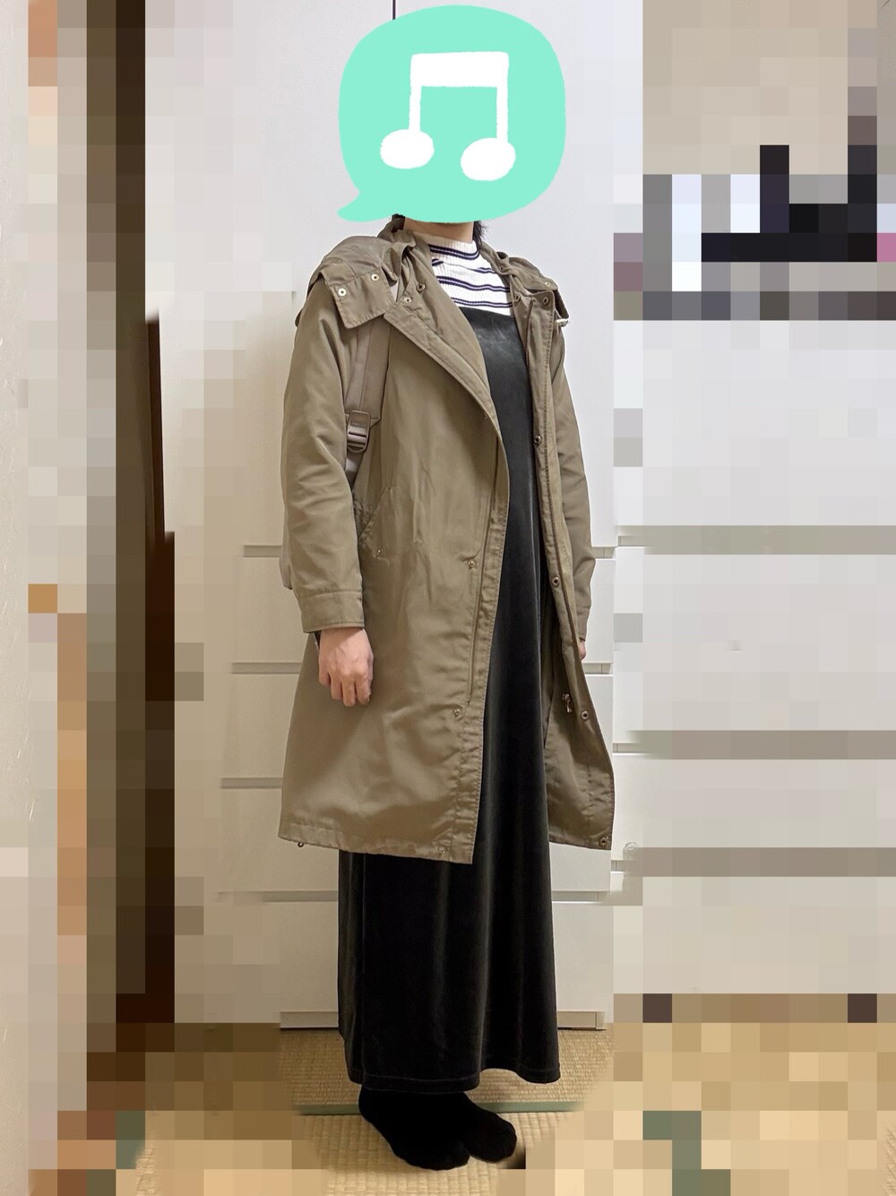 「ボーダー、ワンピース、スニーカー、マウンテンパーカー、リュック、室内でごめんなさい」｜「UNIQLOのリブボーダーハイネックＴ（長袖）　Lサイズ（ニット/セーター、ホワイト系）」を使った、むぅたさん（レディース・159cm）の冬コーディネートの1枚目の写真