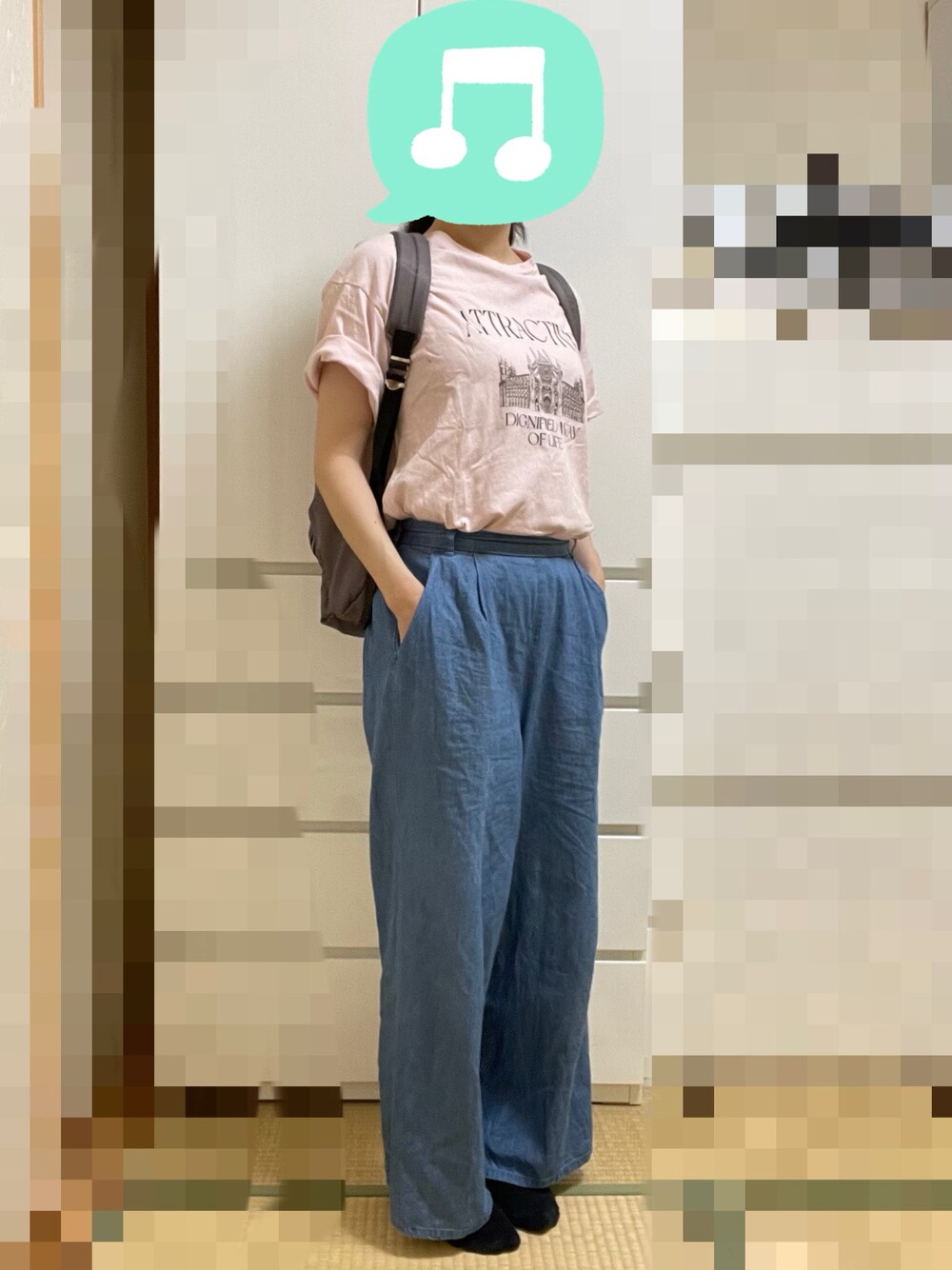 「シンプルコーデ、Tシャツ、デニム、ワイドパンツ、スニーカー、リュック、室内でごめんなさい」｜「GLOBAL WORKのヴィンテージ風プリントT/118012（Tシャツ/カットソー、ピンク系）」を使った、むぅたさん（レディース・159cm）の秋コーディネートの1枚目の写真