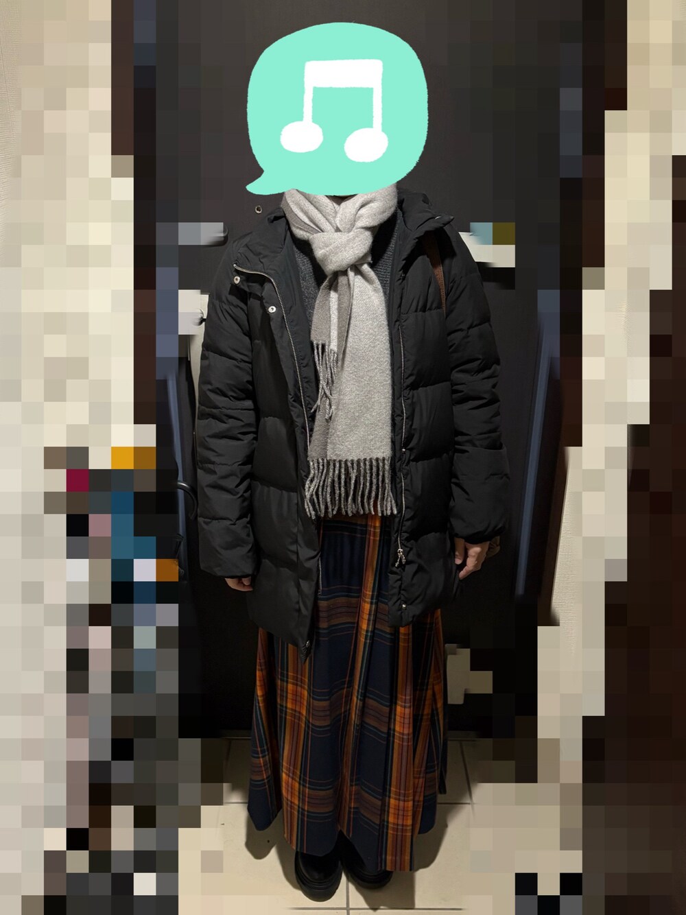 「ロングスカート、タートルネック、カーディガン、チェック、ブーツ、ショルダーバッグ、マフラー」｜「UNIQLOのヒートテックコットンタートルネックT（極暖・長袖) Mサイズ（Tシャツ/カットソー、ホワイト系）」を使った、むぅたさん（レディース・159cm）の冬コーディネートの1枚目の写真