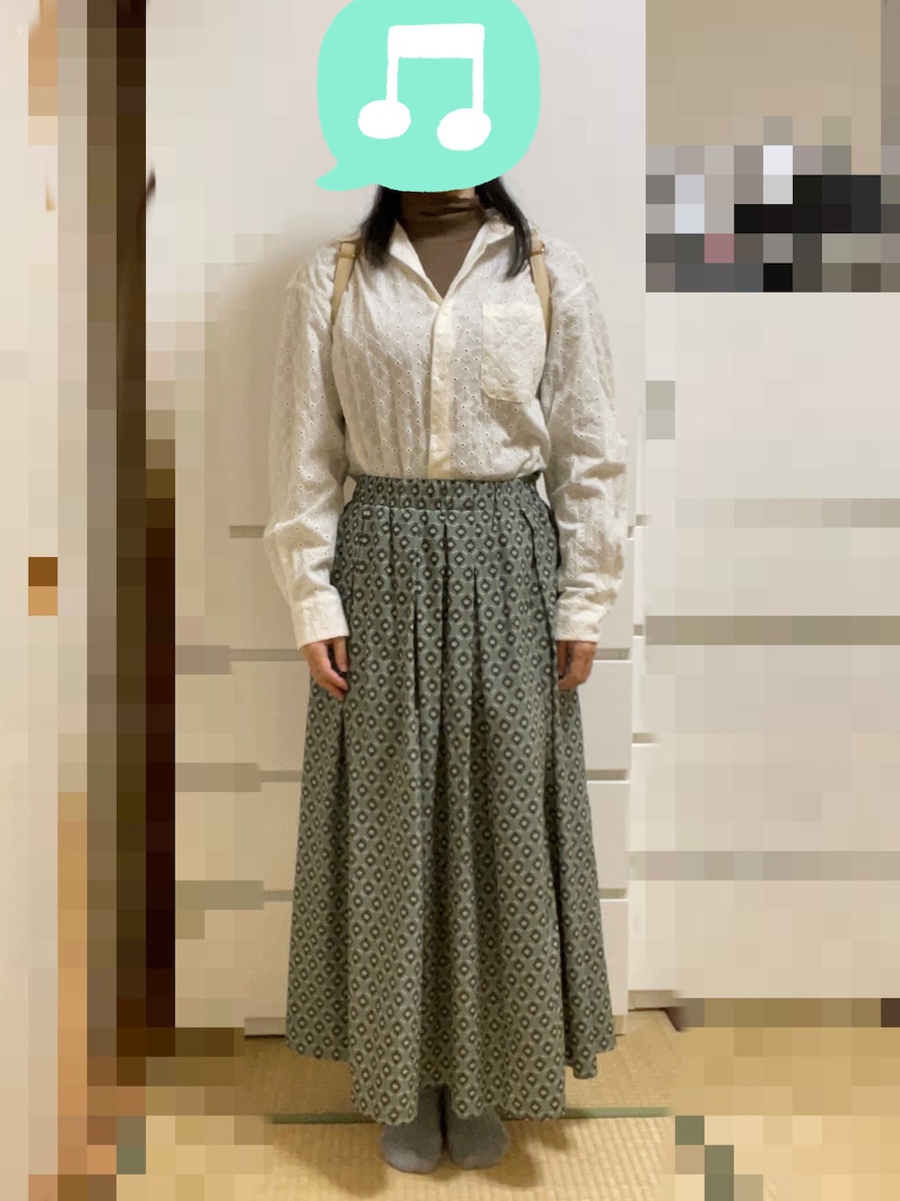 「柄スカート、室内でごめんなさい、シャツスタイル、ハイネック、ロングスカート、スニーカー、リュック」｜「GUのソフトリブタートルネックT(長袖)(ややゆったり) Mサイズ（Tシャツ/カットソー、ブラウン系）」を使った、むぅたさん（レディース・159cm）の秋コーディネートの1枚目の写真