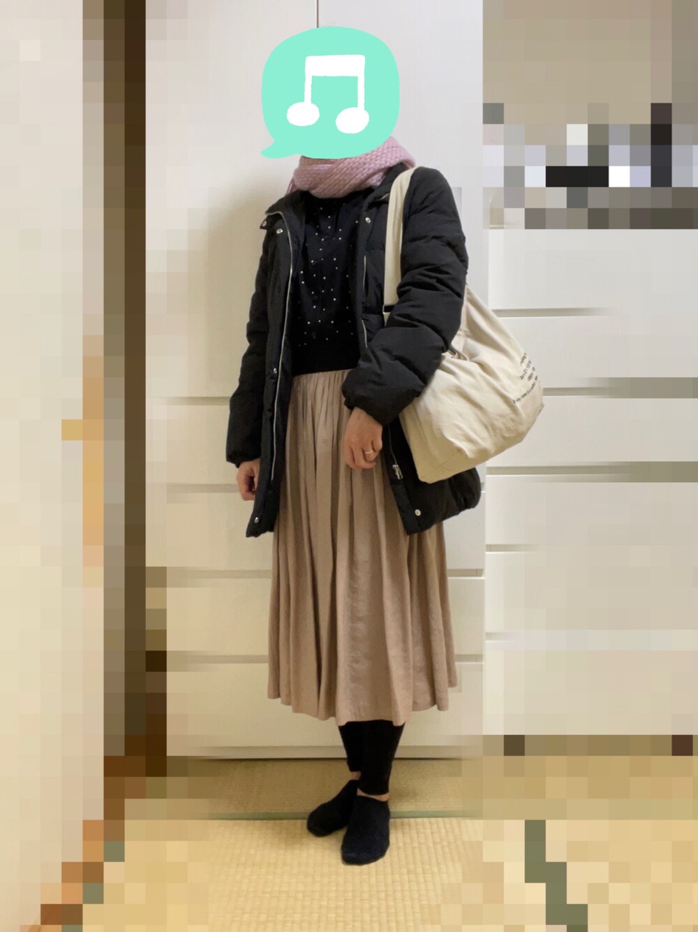 「NEWアイテム、マフラーぐるぐる、室内でごめんなさい、コーデ予報、タックイン、プチプラ、ショートブーツ、シャツスタイル、ブーツ、UNIQLO、ショルダーバッグ、冬コーデ」｜「ALTROSEのキャンバスロゴ　ショルダーバッグ　[アダム]（ショルダーバッグ、ホワイト系）」を使った、むぅたさん（レディース・159cm）の冬コーディネートの1枚目の写真