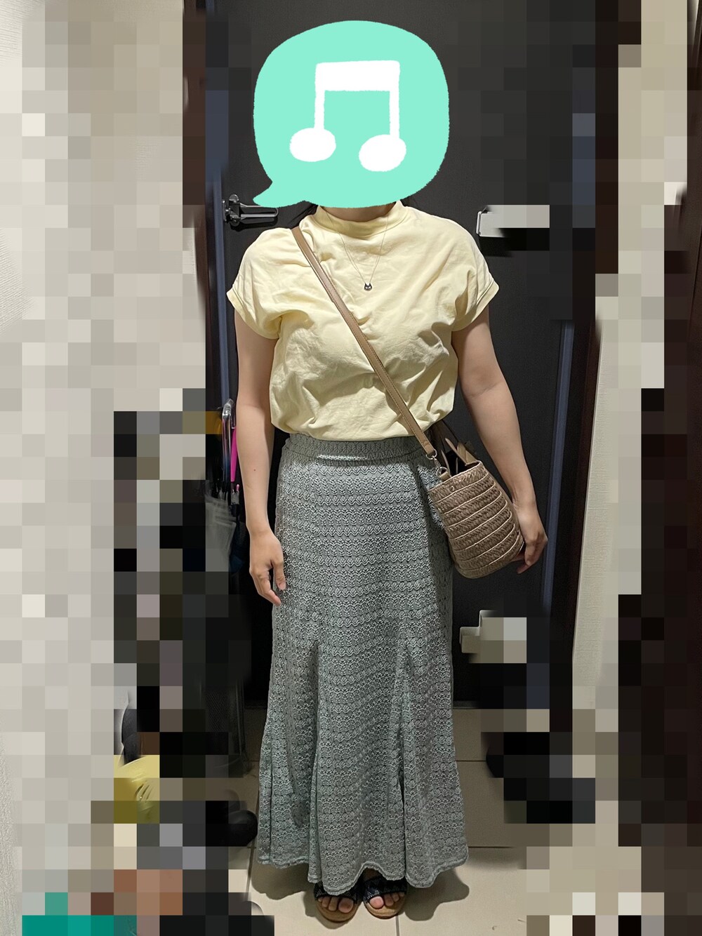 イエロー系のTシャツ/カットソー、グリーン系のスカート、ブルー系のサンダルを着用したレディースの夏コーディネートの1枚目の写真
