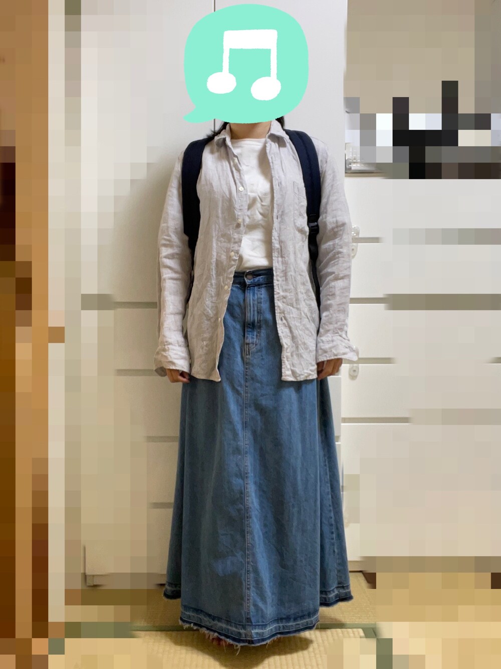 「室内でごめんなさい、シンプル、UNIQLO、デニム、無印良品、シンプルコーデ、ロングスカート、スニーカー、シャツスタイル、リネン」｜「無印良品の 太番手天竺編みクルーネックＴシャツ 婦人Ｍ・白（Tシャツ/カットソー、ホワイト系）」を使った、むぅたさん（レディース・159cm）の春コーディネートの1枚目の写真