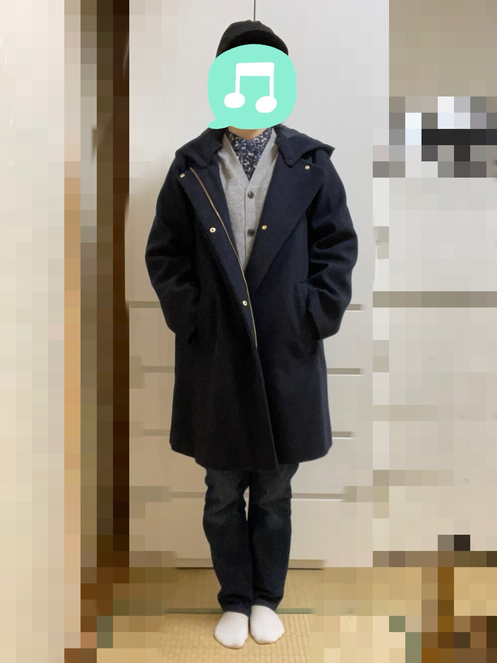 「キャップ、ブラウス、カーディガン、デニム、スニーカー、厚底シューズ、リュック、室内でごめんなさい、コート、冬アウター」｜「UNIQLOのボリュームスリーブブラウス（長袖）　Mサイズ（シャツ/ブラウス、ブルー系）」を使った、むぅたさん（レディース・159cm）の冬コーディネートの1枚目の写真