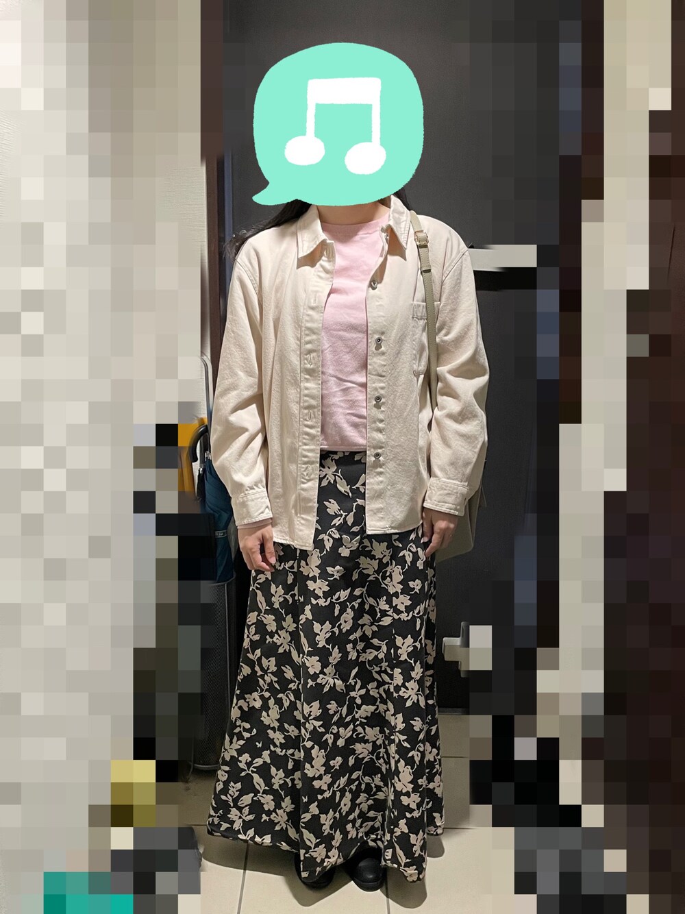 「デニムジャケット、ブーツ、ピンク、UNIQLO、スカート、デニム、ロングスカート、ハンドバッグ」｜「UNIQLOのウォッシャブルコットンクルーネックセーター　Lサイズ（ニット/セーター、ピンク系）」を使った、むぅたさん（レディース・159cm）の春コーディネートの1枚目の写真