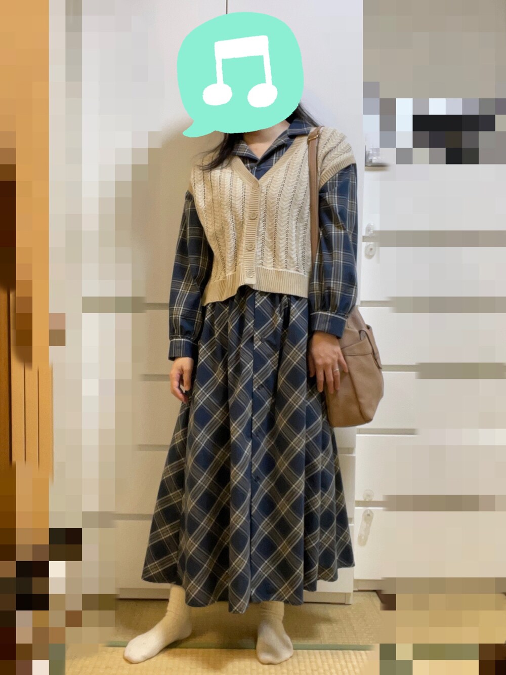 「シャツワンピ、ベスト、チェック、室内でごめんなさい、スニーカー」｜「ROPE' PICNICのチェックシャツワンピース（シャツワンピース、ブルー系）」を使った、むぅたさん（レディース・159cm）の春コーディネートの1枚目の写真