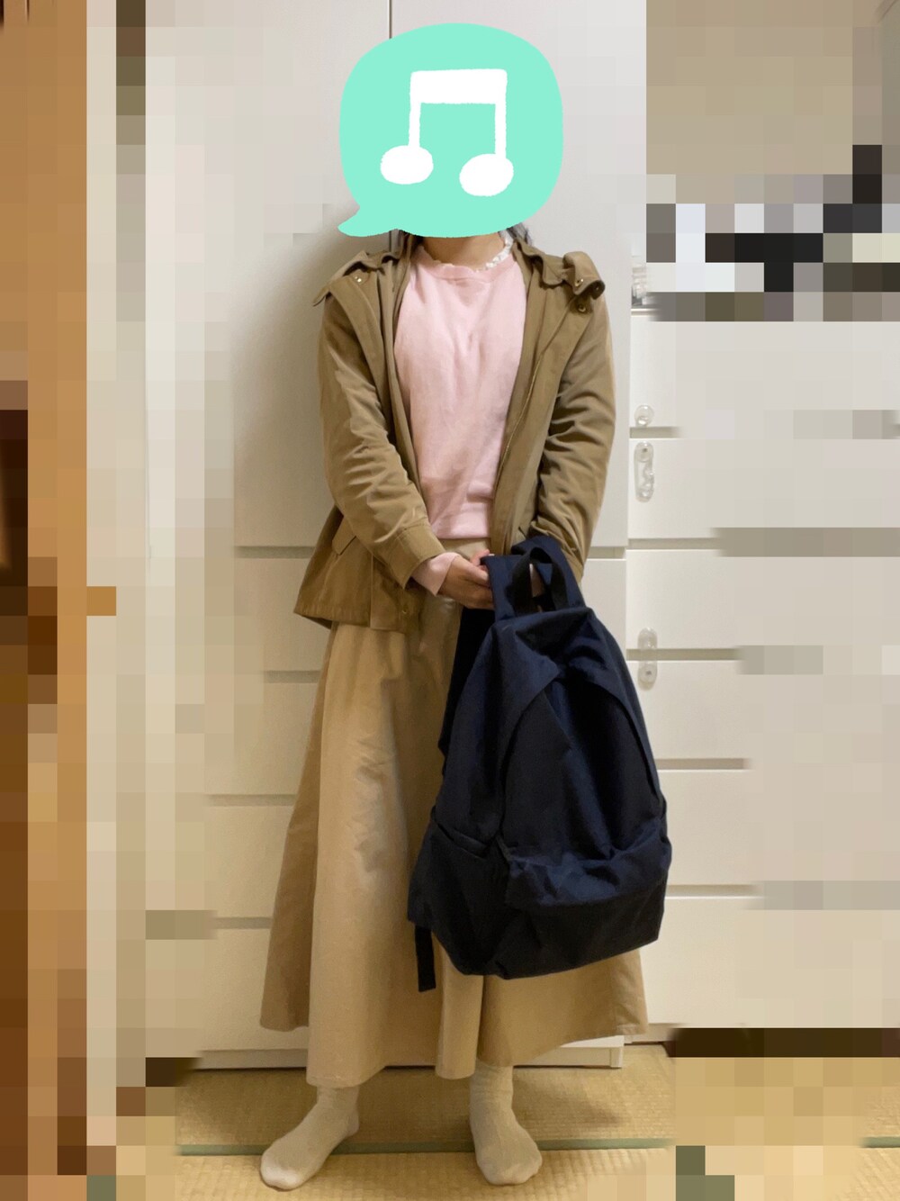 「ピンク、UNIQLO、室内でごめんなさい、スニーカー、ロングスカート」｜「studio CLIPのシングルガーゼ襟フリルブラウス（シャツ/ブラウス、ホワイト系）」を使った、むぅたさん（レディース・159cm）の春コーディネートの1枚目の写真