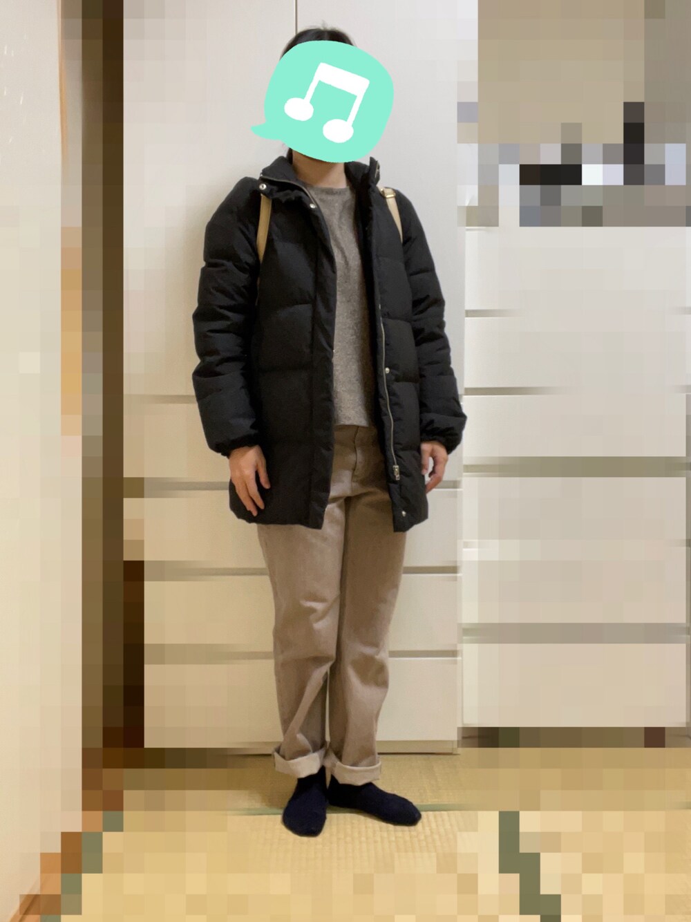 「ワントーンコーデ、室内でごめんなさい、挑戦コーデ、プチプラ、カラーニット、GU、デニム、UNIQLO、デニムっていいよね、ニット、冬コーデ」｜「A Day in the Life のダウンコート（ダウンジャケット/コート、ブラック系）」を使った、むぅたさん（レディース・159cm）の冬コーディネートの1枚目の写真