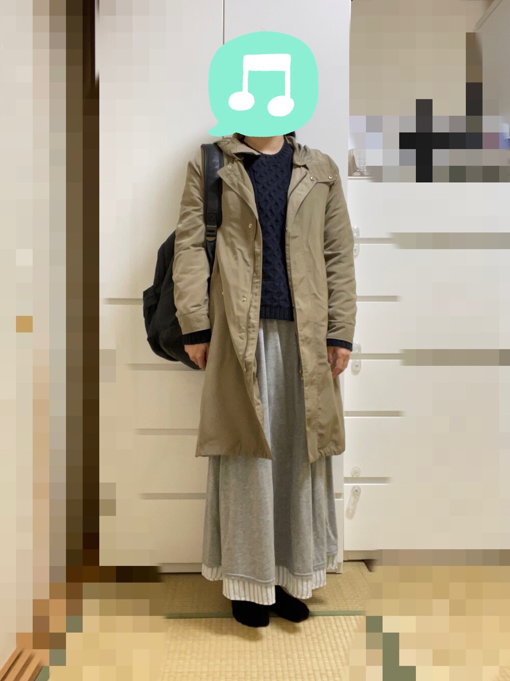 「習い事、シンプルコーデ、室内でごめんなさい、モッズコート、ニット、冬コーデ、スニーカー、UNIQLO、ロングコート、プチプラ、ロングスカート」｜「UNIQLOのケーブルクルーネックセーター（長袖）　Mサイズ（ニット/セーター、ブルー系）」を使った、むぅたさん（レディース・159cm）の冬コーディネートの1枚目の写真