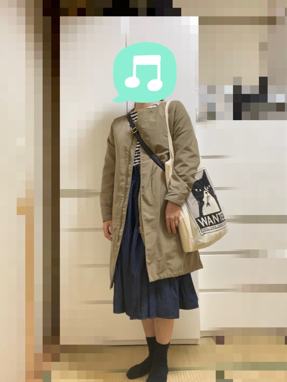 「室内でごめんなさい、タックイン、デニム、春アウター、プチプラ、ブーツ、トートバッグ、ロンT、UNIQLO、デニムっていいよね、ボーダー、スクエアバッグ、デニムスカート、モッズコート、ロングコート」｜「ROPE' PICNICの【撥水・花粉ガード】ライナーフードとりはずしモッズコート（モッズコート、グリーン系）」を使った、むぅたさん（レディース・159cm）の春コーディネートの1枚目の写真