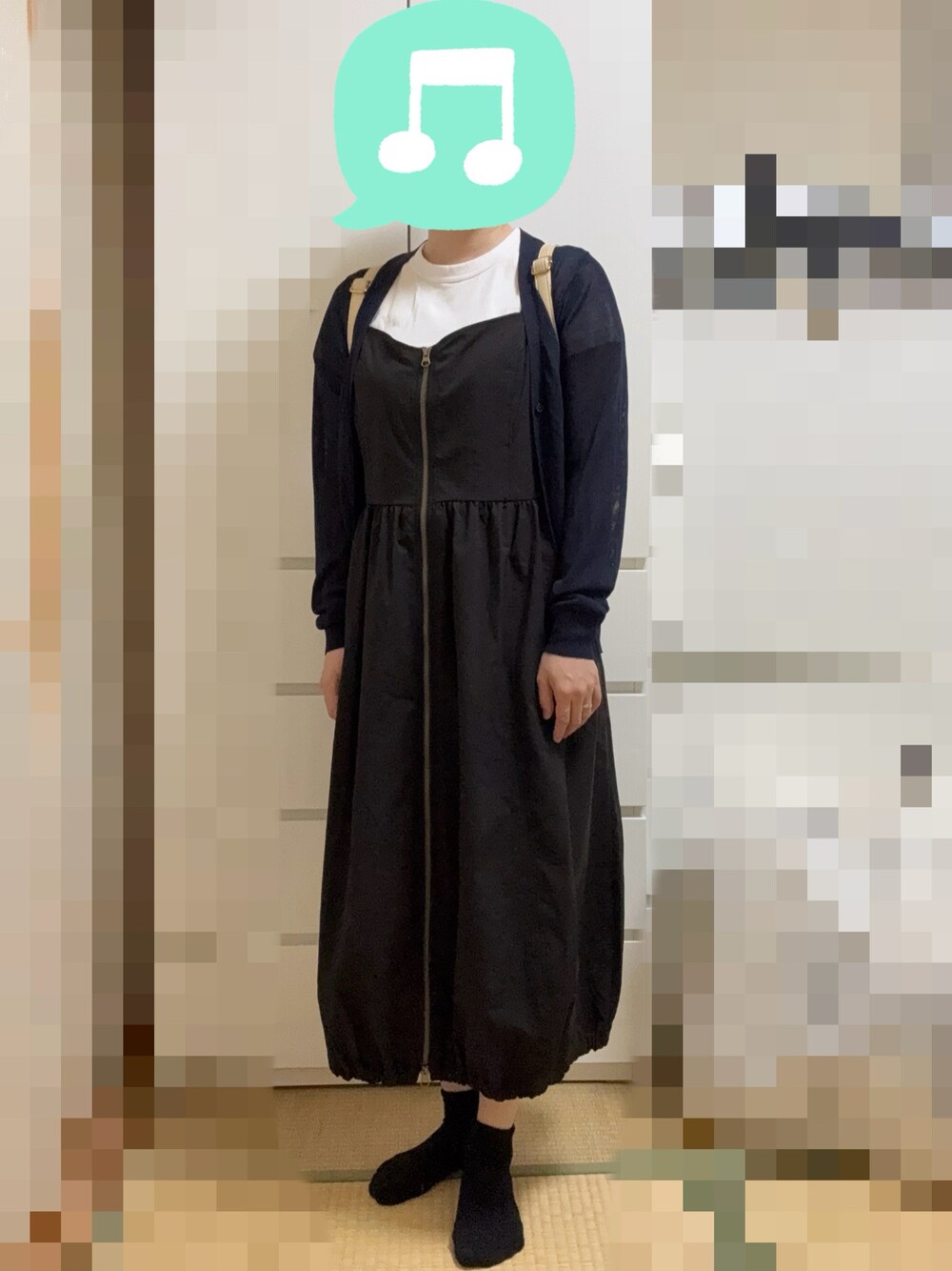 「雨の日コーデ、モノトーン、プチプラ、Tシャツ、ワンピース、カーディガン、ブーツ、リュック、室内でごめんなさい」｜「UNIQLOのクルーネックT(半袖) Mサイズ（Tシャツ/カットソー、ホワイト系）」を使った、むぅたさん（レディース・159cm）の夏コーディネートの1枚目の写真