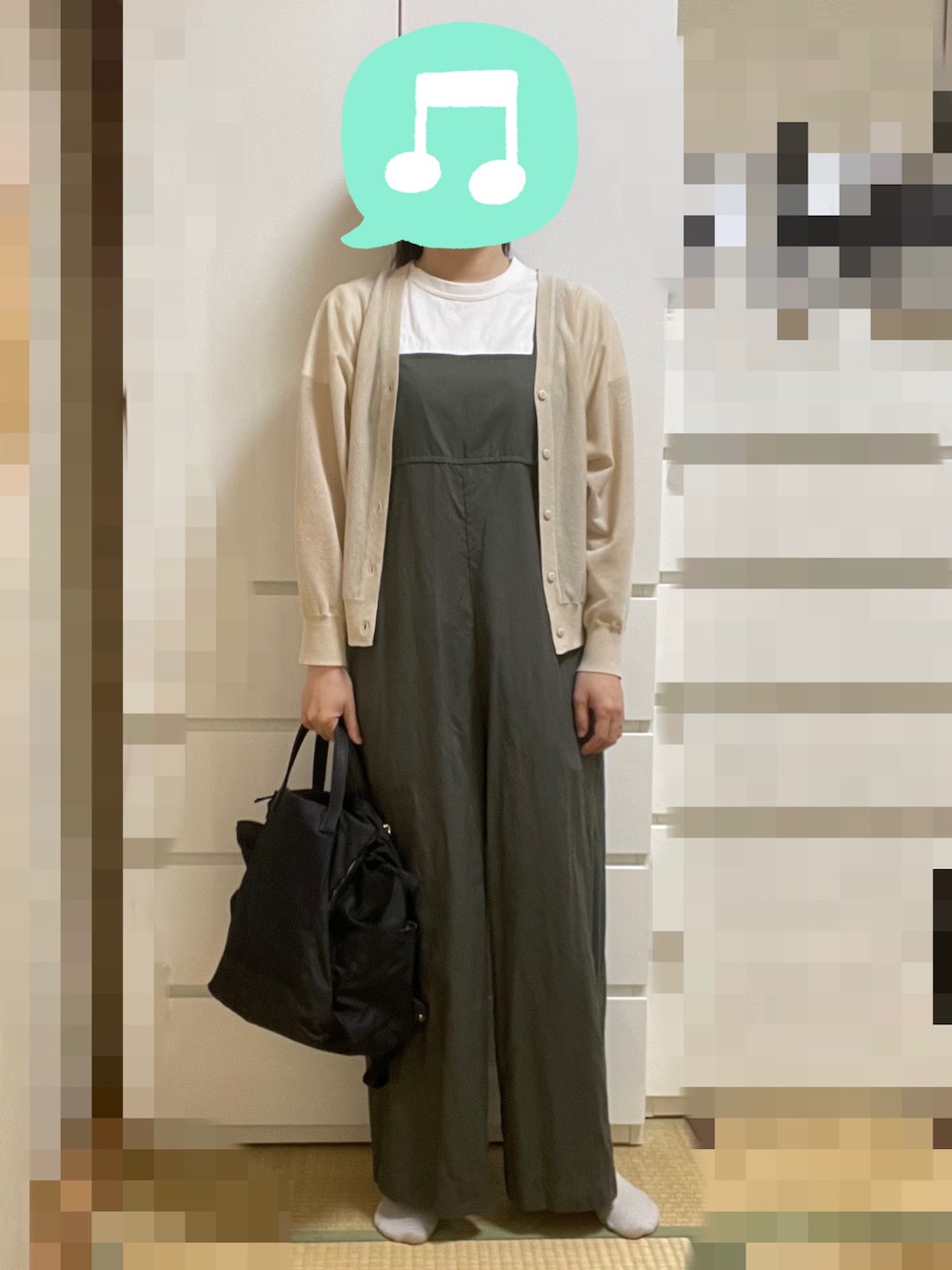 「サロペット、Tシャツ、カーディガン、シアー、スニーカー、リュック、室内でごめんなさい、シンプル」｜「UNIQLOのクルーネックT(半袖) Mサイズ（Tシャツ/カットソー、ホワイト系）」を使った、むぅたさん（レディース・159cm）の夏コーディネートの1枚目の写真