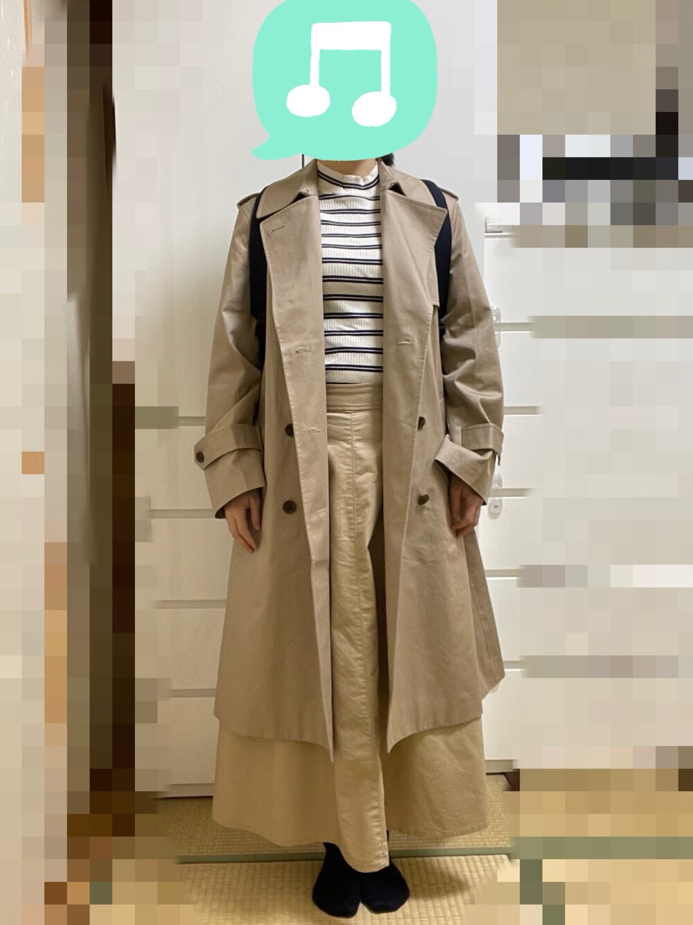 「ボーダー、UNIQLO、スカート、トレンチコート、スニーカー、リュック、室内でごめんなさい」｜「UNIQLOのリブボーダーハイネックＴ（長袖）　Lサイズ（ニット/セーター、ホワイト系）」を使った、むぅたさん（レディース・159cm）の春コーディネートの1枚目の写真