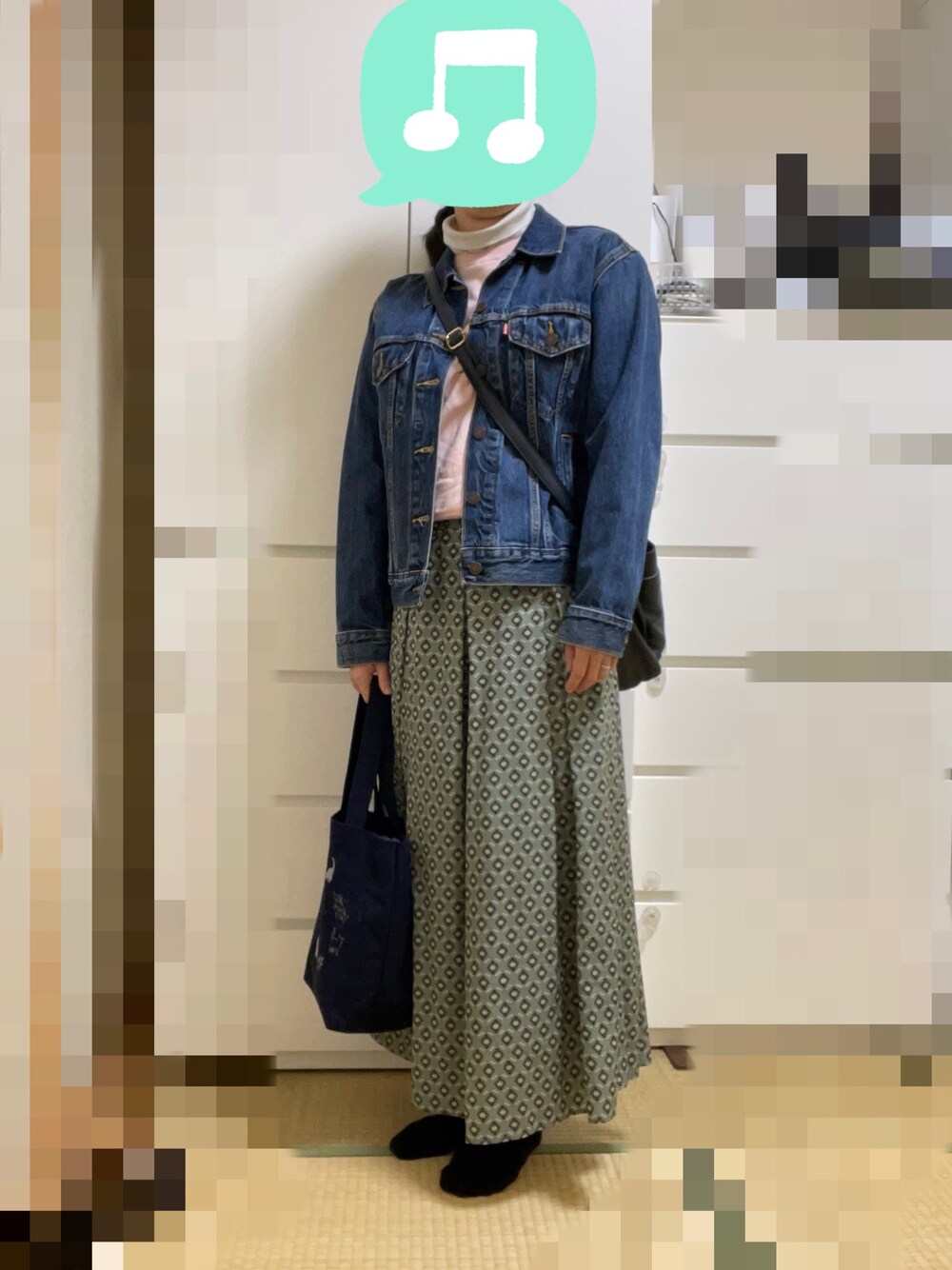 「春コーデ、Gジャン、習い事、室内でごめんなさい、春アウター、ピンク、デニムジャケット、デニム、ロングスカート、スニーカー」｜「UNIQLOのスーピマコットンモダールタートルネックＴ（Tシャツ/カットソー、ホワイト系）」を使った、むぅたさん（レディース・159cm）の春コーディネートの1枚目の写真