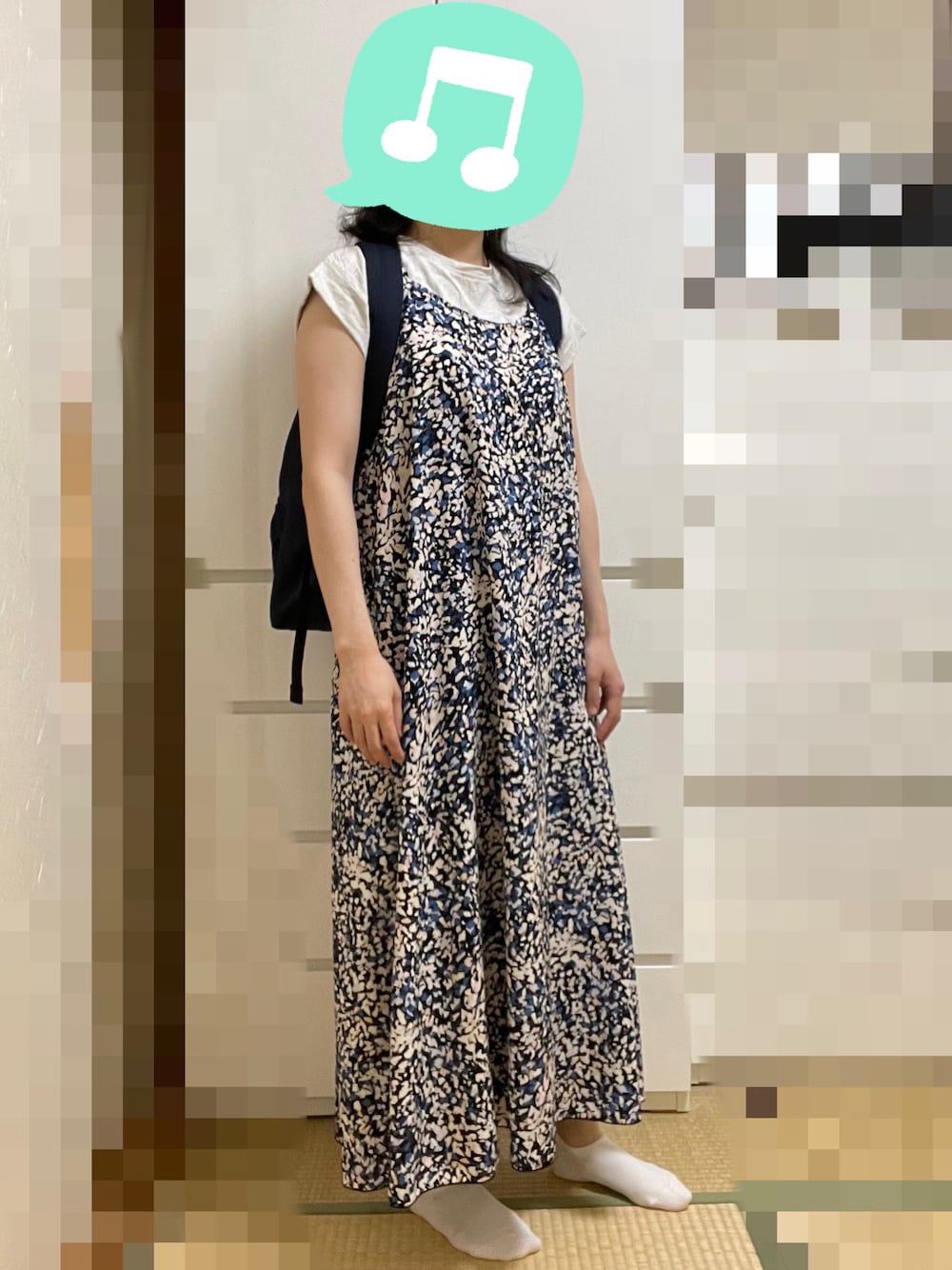 「夏コーデ、Tシャツ、ワンピース、スニーカー、リュック、室内でごめんなさい」｜「coca（coca）のロゴプリントロールアップ袖Tシャツ（Tシャツ/カットソー、ホワイト系）」を使った、むぅたさん（レディース・159cm）の夏コーディネートの1枚目の写真