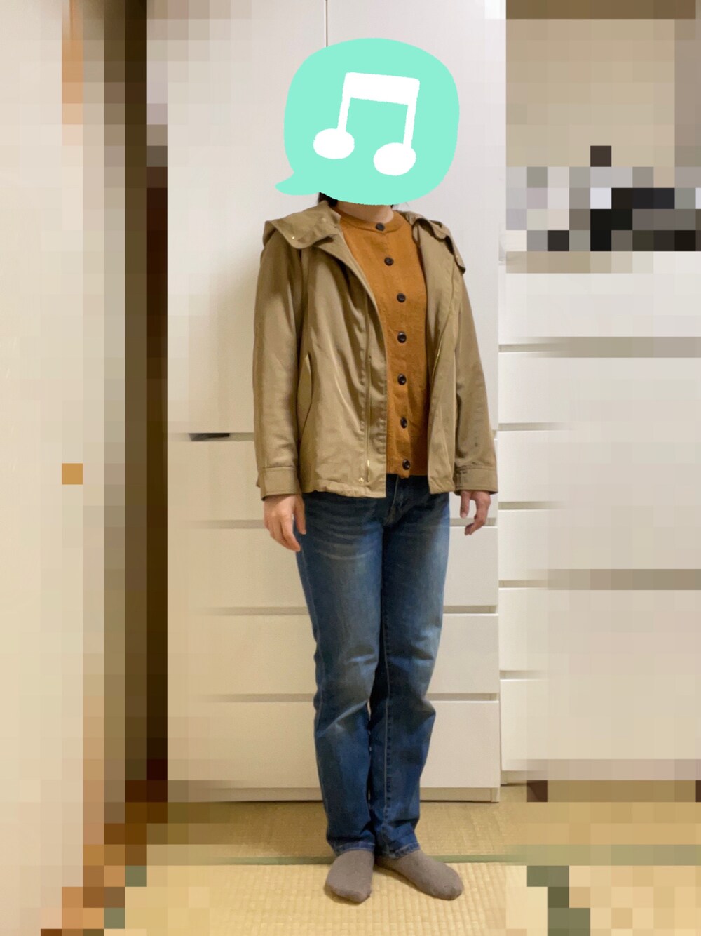 「寒の戻り、室内でごめんなさい、Levi's、カーディガン、デニムっていいよね、デニム、ニット、ブーツ」｜「ROPE' PICNICの【撥水加工・花粉ガード】ライナー付きマウンテンパーカー（マウンテンパーカー、ベージュ系）」を使った、むぅたさん（レディース・159cm）の春コーディネートの1枚目の写真