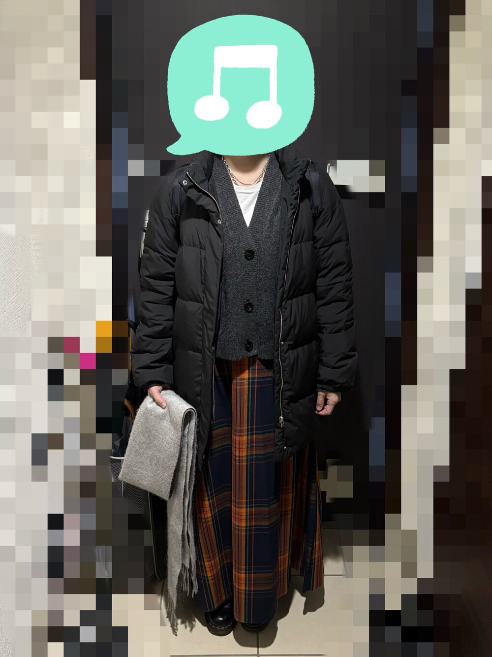 「チェック、ロンT、カーディガン、ロングスカート、ブーツ、ダウンジャケット、リュック、ネックレス、マフラー」｜「UNIQLOの極暖ヒートテックコットンクルーネックT Mサイズ（Tシャツ/カットソー、ホワイト系）」を使った、むぅたさん（レディース・159cm）の春コーディネートの1枚目の写真