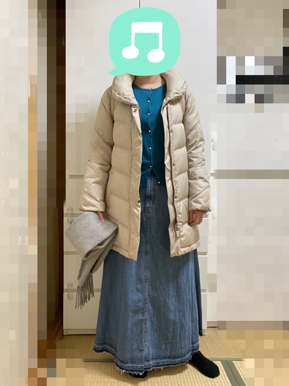 「ニット、スカート、デニム、ダウンジャケット、スニーカー、リュック、マフラー、室内でごめんなさい」｜「green label relaxingのHandWash W パールB 12G カーディガン　40サイズ（カーディガン/ボレロ、ブルー系）」を使った、むぅたさん（レディース・159cm）の春コーディネートの1枚目の写真