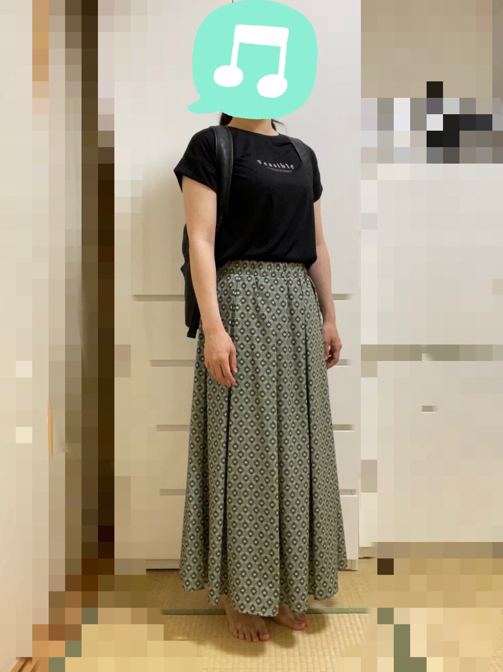 「ロゴT、スカート、リュック、UNIQLO、室内でごめんなさい、プチプラ、夏だ！Tシャツ着よう！」｜「Honeysの汗ジミ軽減ロゴＴシャツ（Tシャツ/カットソー、ブラック系）」を使った、むぅたさん（レディース・159cm）の夏コーディネートの1枚目の写真