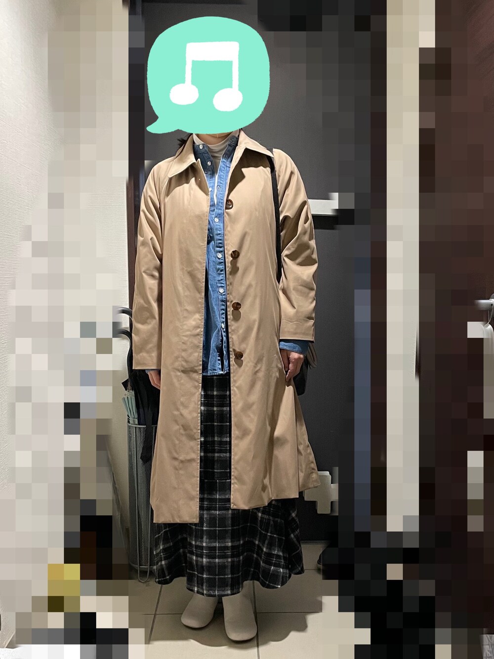 「チェック、デニム、ロングコート、春色、レイヤードスタイル、春アウター、GU、シャツスタイル、ロングスカート」｜「UNIQLOのヒートテックコットンタートルネックT（極暖・長袖) Mサイズ（Tシャツ/カットソー、ホワイト系）」を使った、むぅたさん（レディース・159cm）の春コーディネートの1枚目の写真