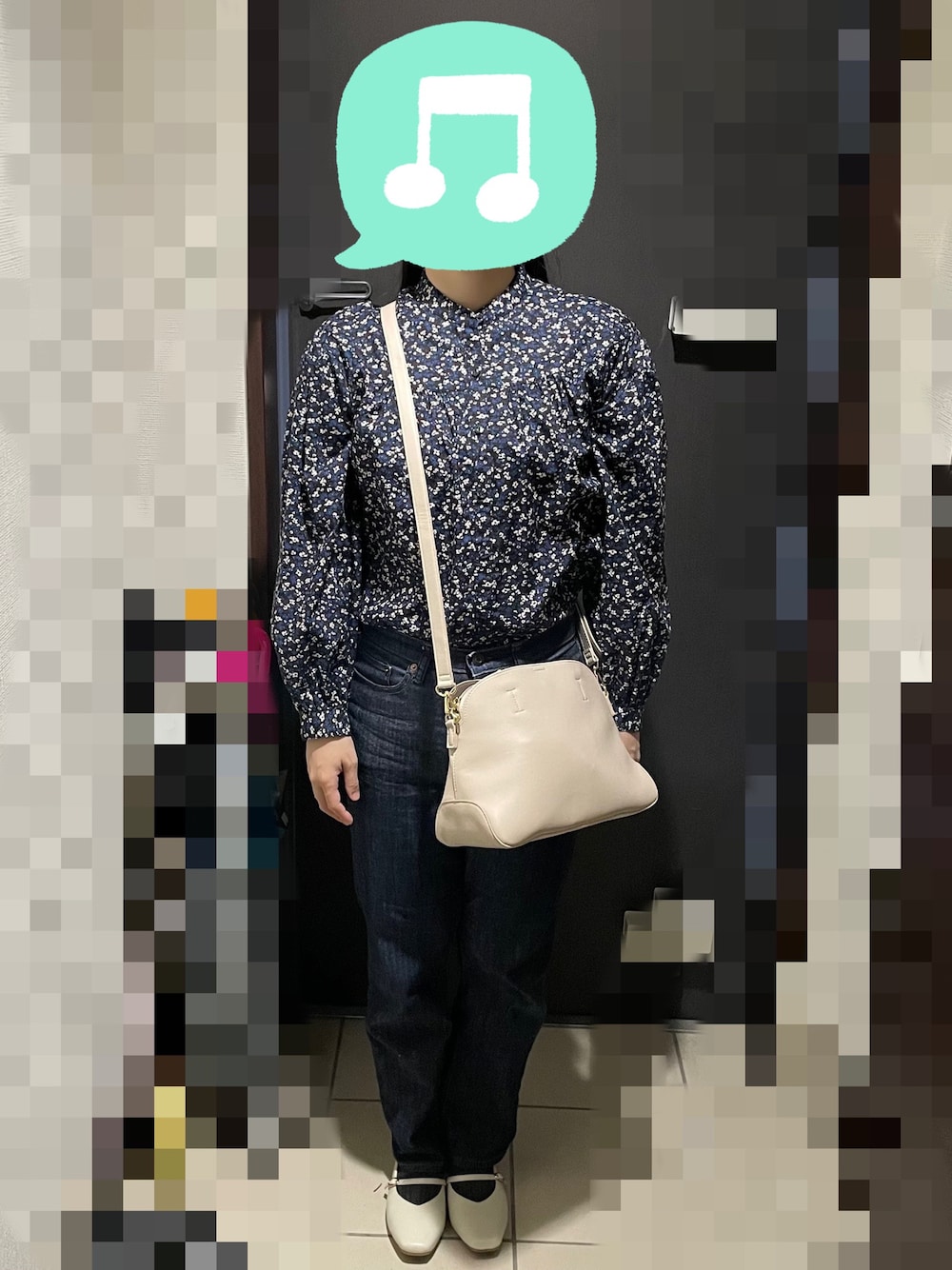 「ブラウス、花柄、デニム、パンプス、ソックス、ショルダーバッグ」｜「UNIQLOのボリュームスリーブブラウス（長袖）　Mサイズ（シャツ/ブラウス、ブルー系）」を使った、むぅたさん（レディース・159cm）の秋コーディネートの1枚目の写真