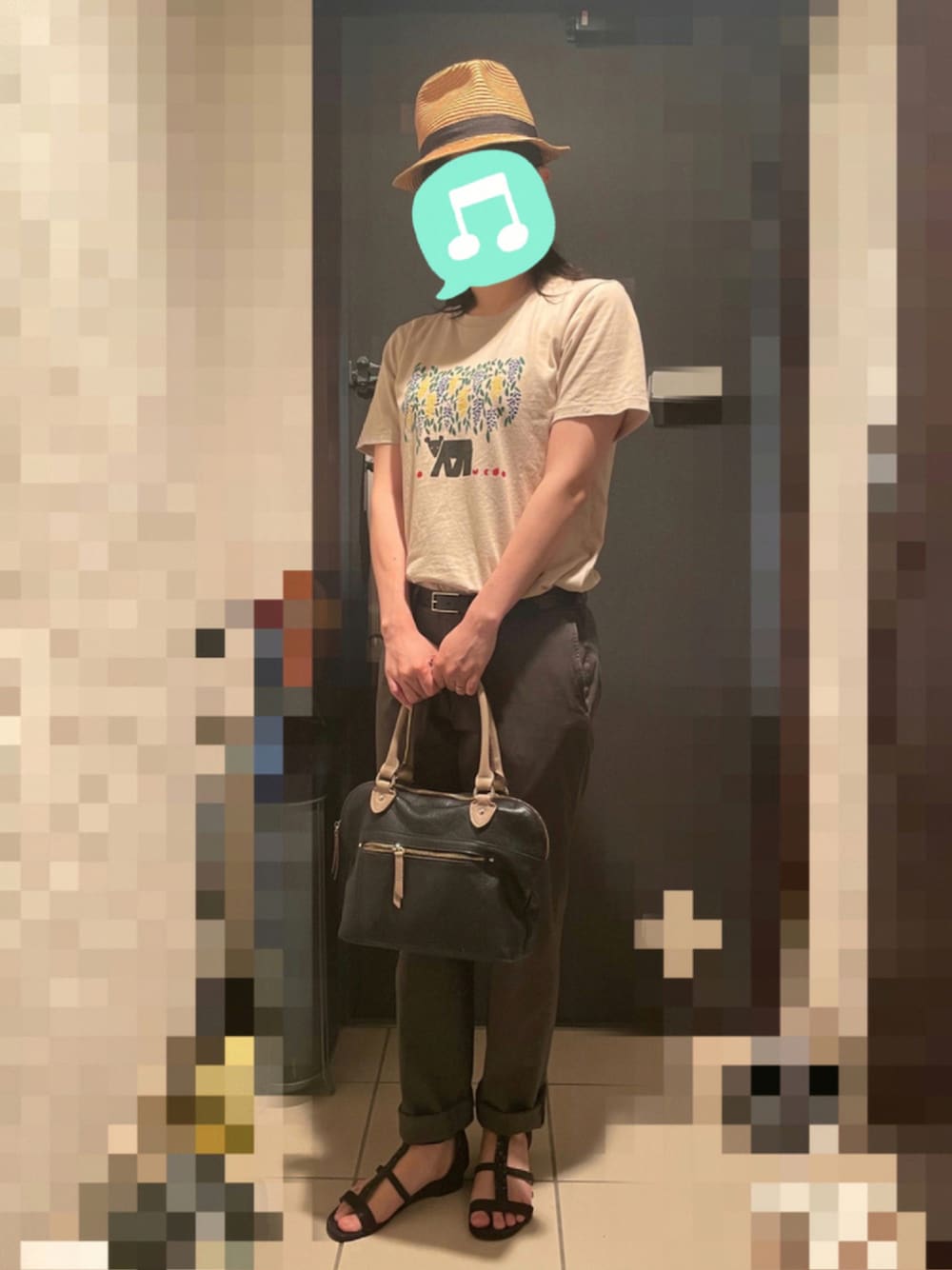 ベージュ系のTシャツ/カットソー、ブラック系のバッグ、ブラック系のサンダルを着用したレディースの夏コーディネートの1枚目の写真