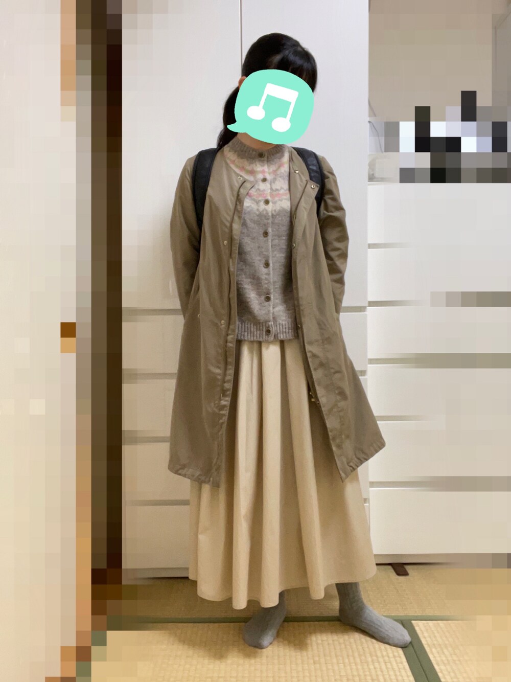 「差し色、淡色コーデ、室内でごめんなさい、スニーカーコーデ、ロングコート、プチプラ、GU、カーディガン、UNIQLO、モッズコート、ニット、スニーカー、ロングスカート」｜「UNIQLOのジャガードカーディガン(長袖)（カーディガン/ボレロ、ベージュ系）」を使った、むぅたさん（レディース・159cm）の冬コーディネートの1枚目の写真